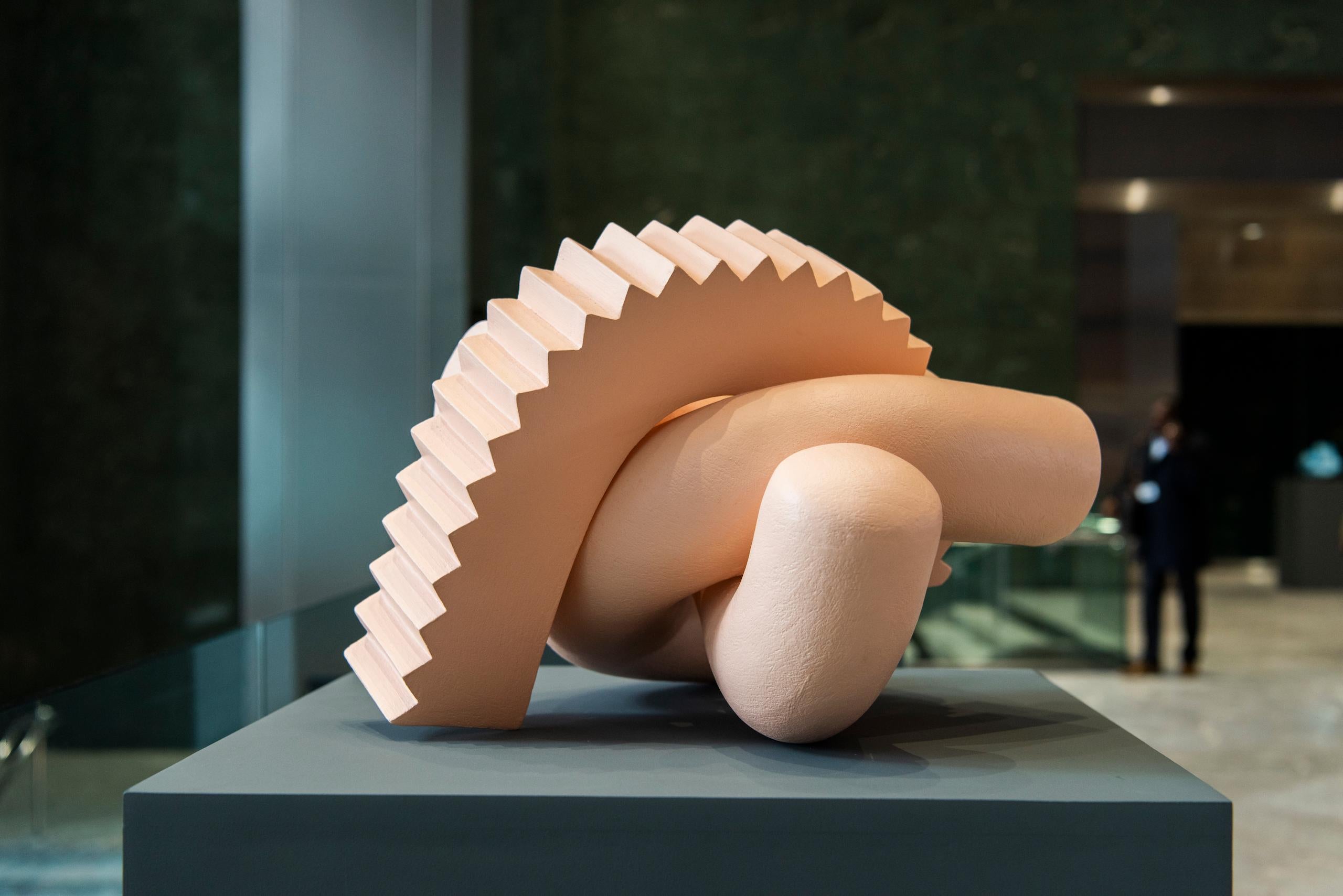 Cog (Naples) von Patricia Volk – Abstrakte Keramikskulptur, gemalter Ton, Pastell im Angebot 1