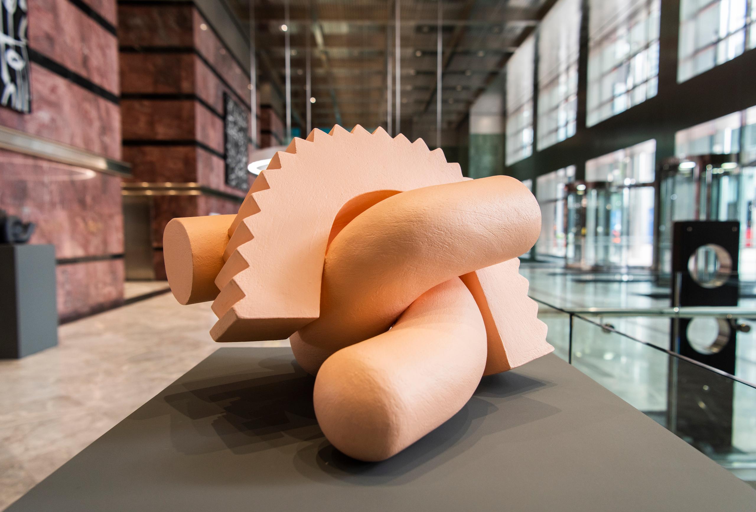 Cog (Naples) von Patricia Volk – Abstrakte Keramikskulptur, gemalter Ton, Pastell im Angebot 7