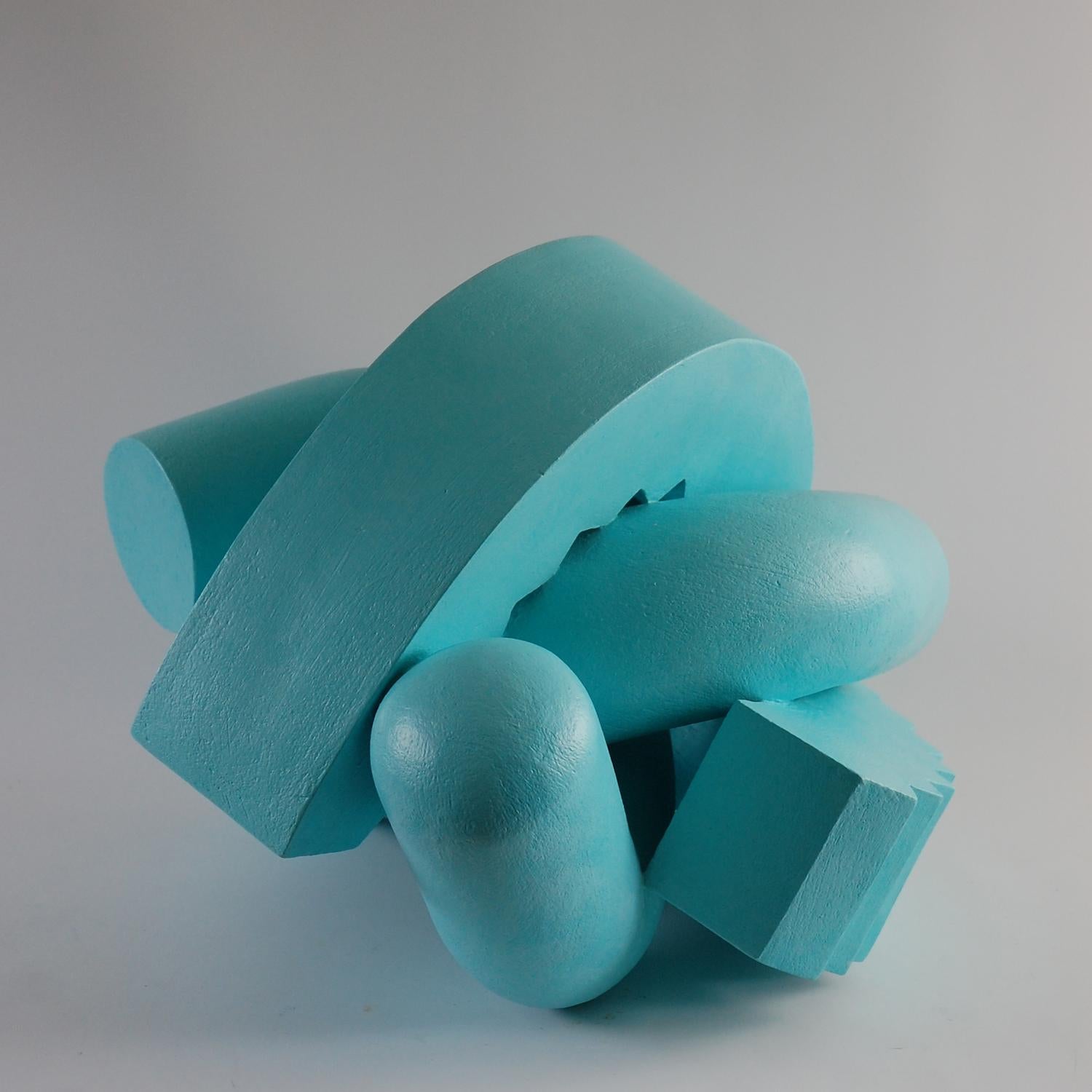 Cog (Teal) von Patricia Volk – Abstrakte Keramikskulptur, gemalter Ton, hell im Angebot 2