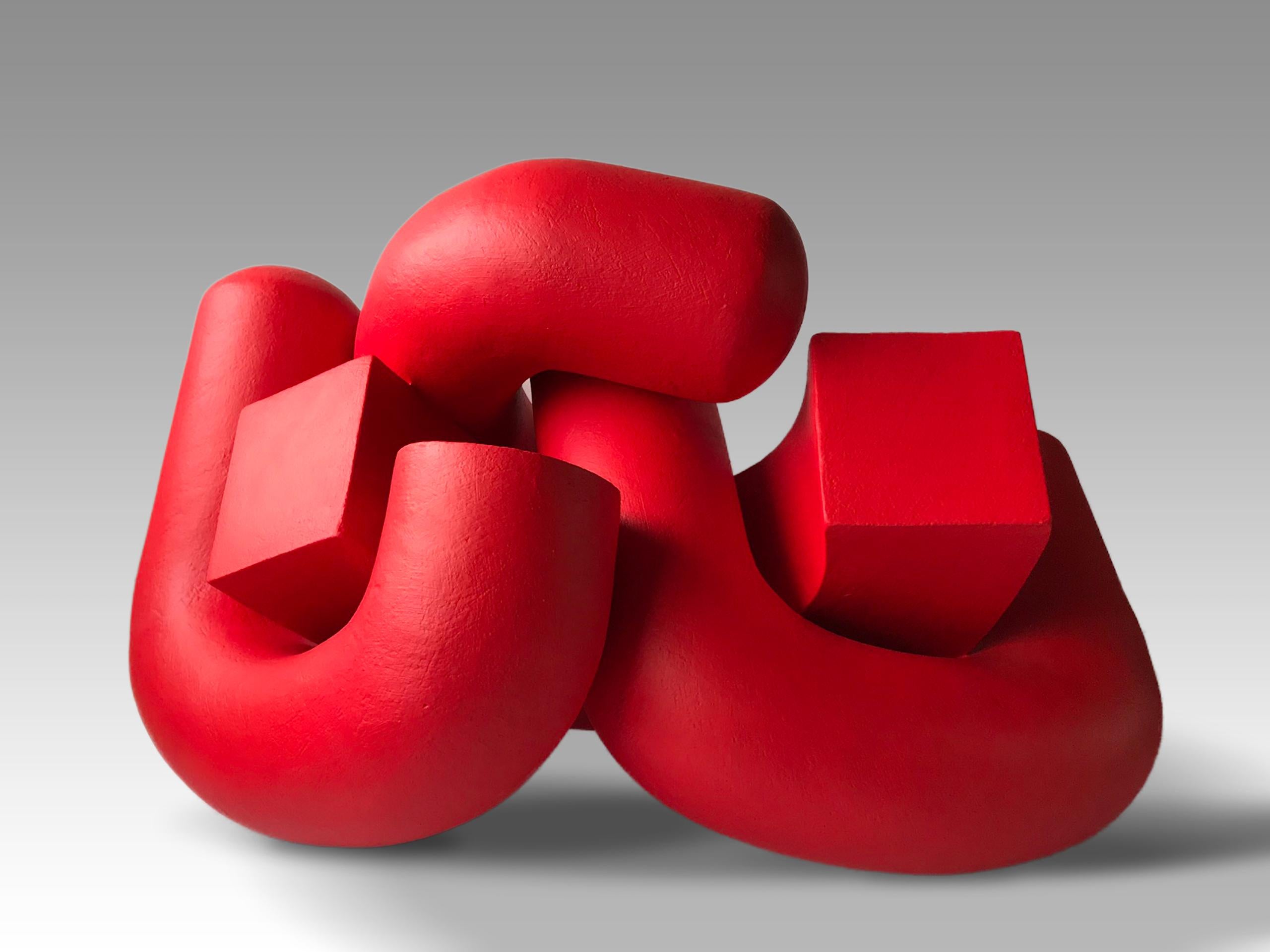 Abrazo (2) de Patricia Volk - Escultura abstracta de cerámica, arcilla pintada, roja en venta 1