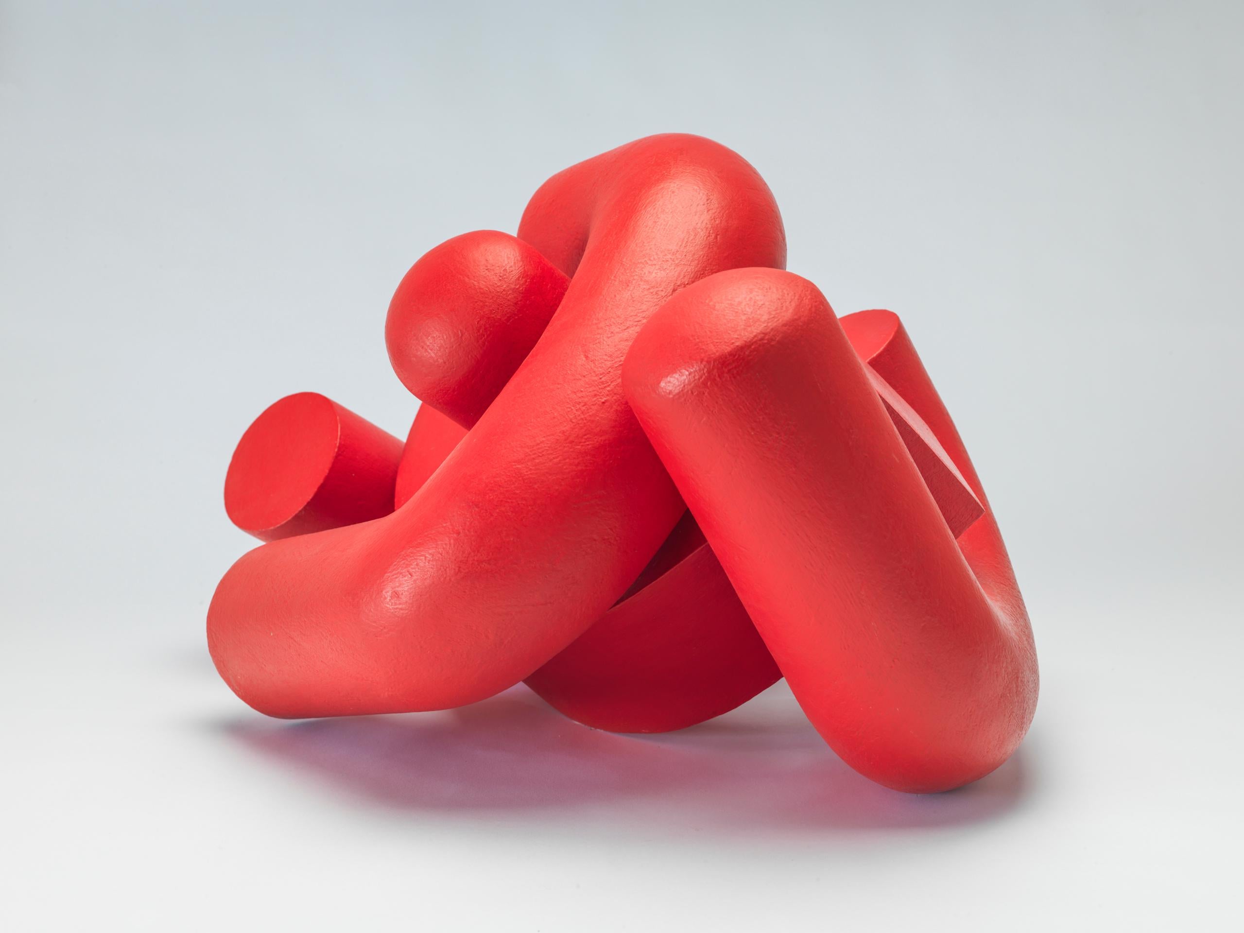 Abrazo (2) de Patricia Volk - Escultura abstracta de cerámica, arcilla pintada, roja en venta 4