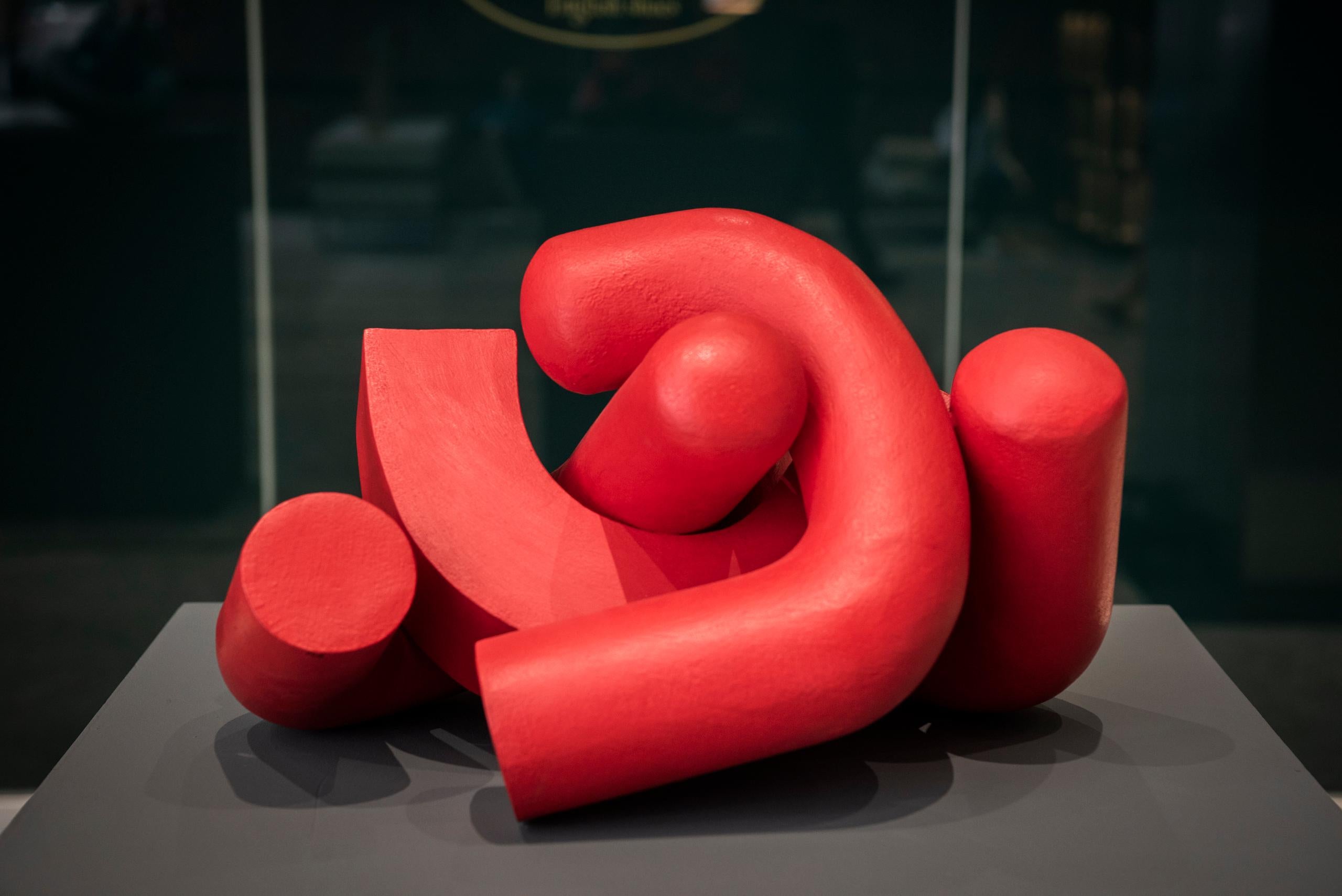 Embrace (2) von Patricia Volk – Abstrakte Keramikskulptur, rot lackiert im Angebot 6