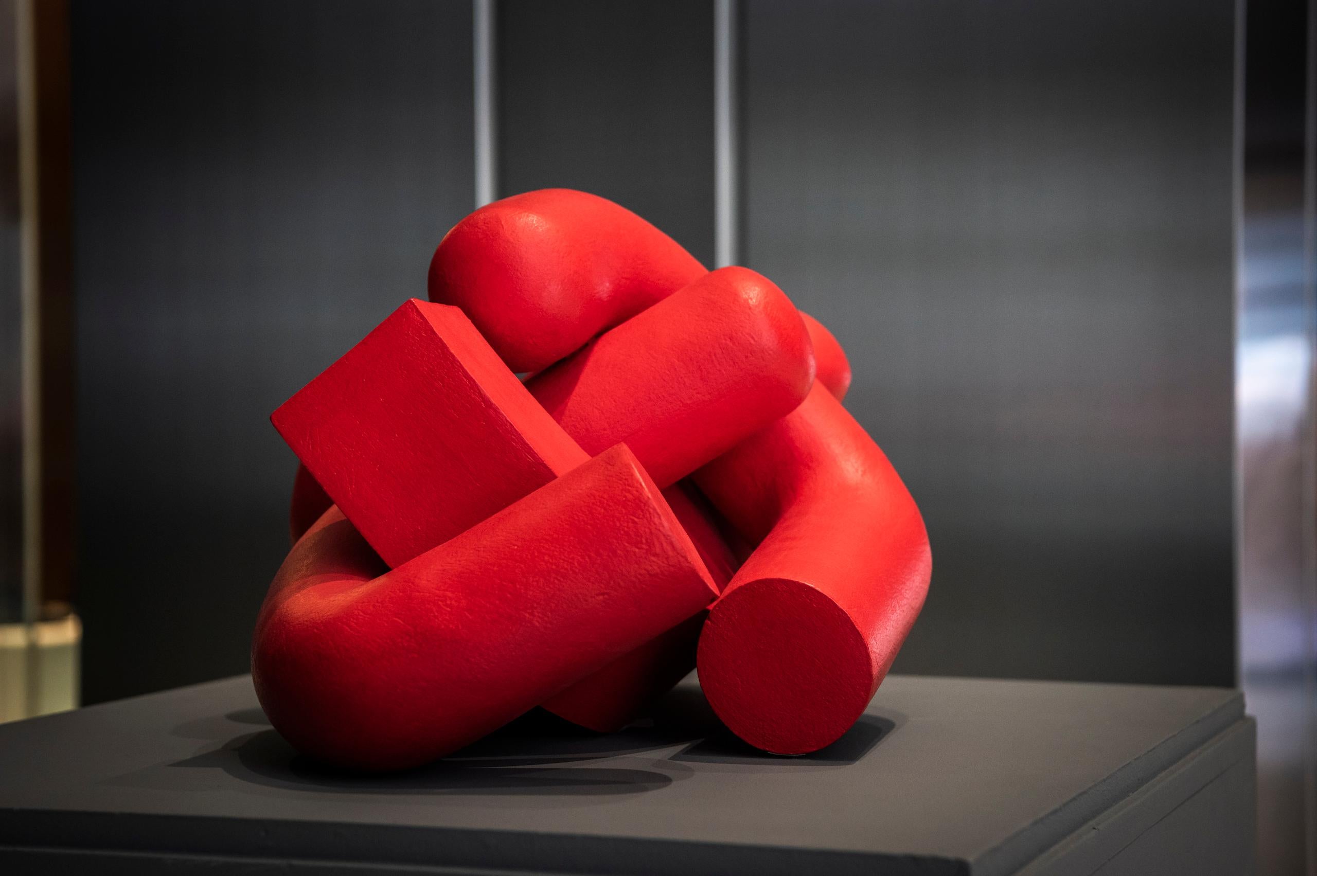 Abrazo (2) de Patricia Volk - Escultura abstracta de cerámica, arcilla pintada, roja en venta 6