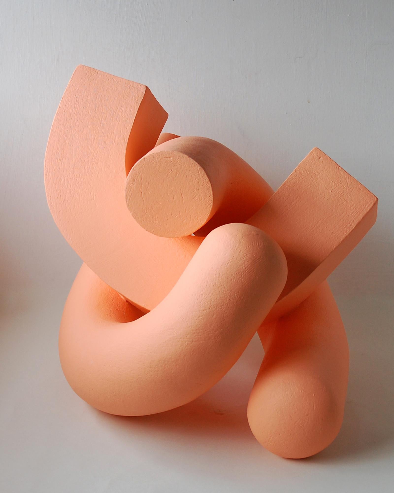 Abrazo (Albaricoque) de Patricia Volk - Escultura abstracta de cerámica, naranja, viva en venta 1