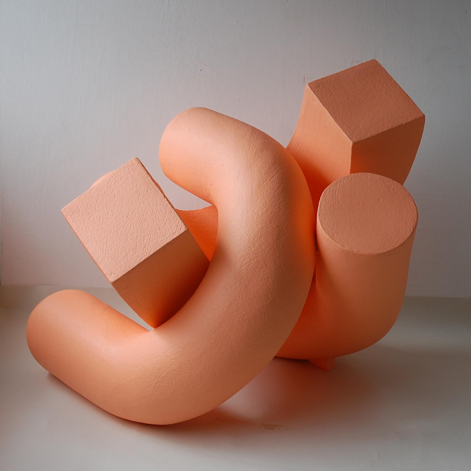 Abrazo (Albaricoque) de Patricia Volk - Escultura abstracta de cerámica, naranja, viva en venta 2
