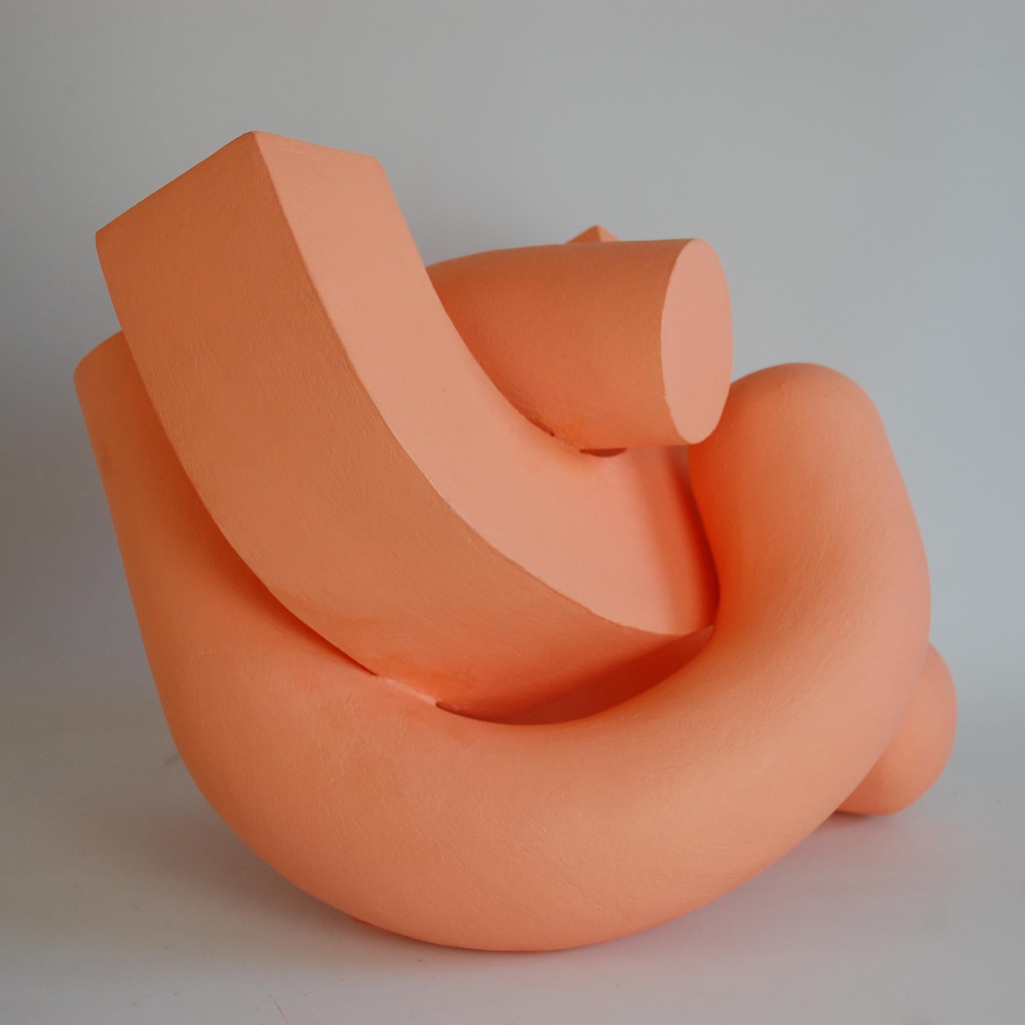 Abrazo (Albaricoque) de Patricia Volk - Escultura abstracta de cerámica, naranja, viva en venta 3