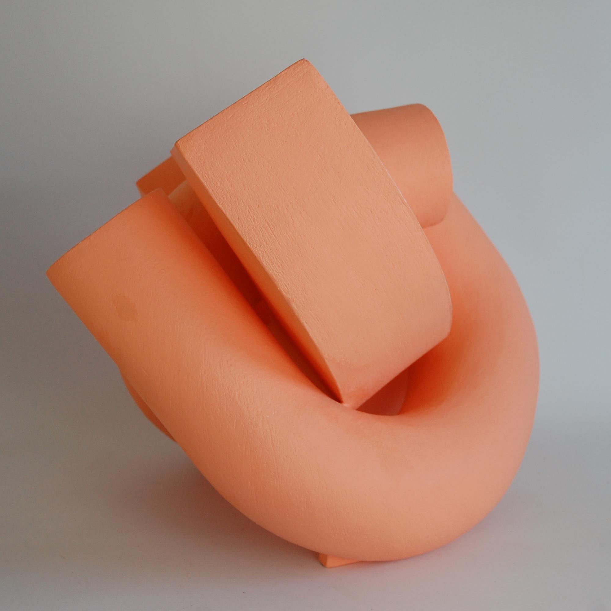 Abrazo (Albaricoque) de Patricia Volk - Escultura abstracta de cerámica, naranja, viva en venta 4