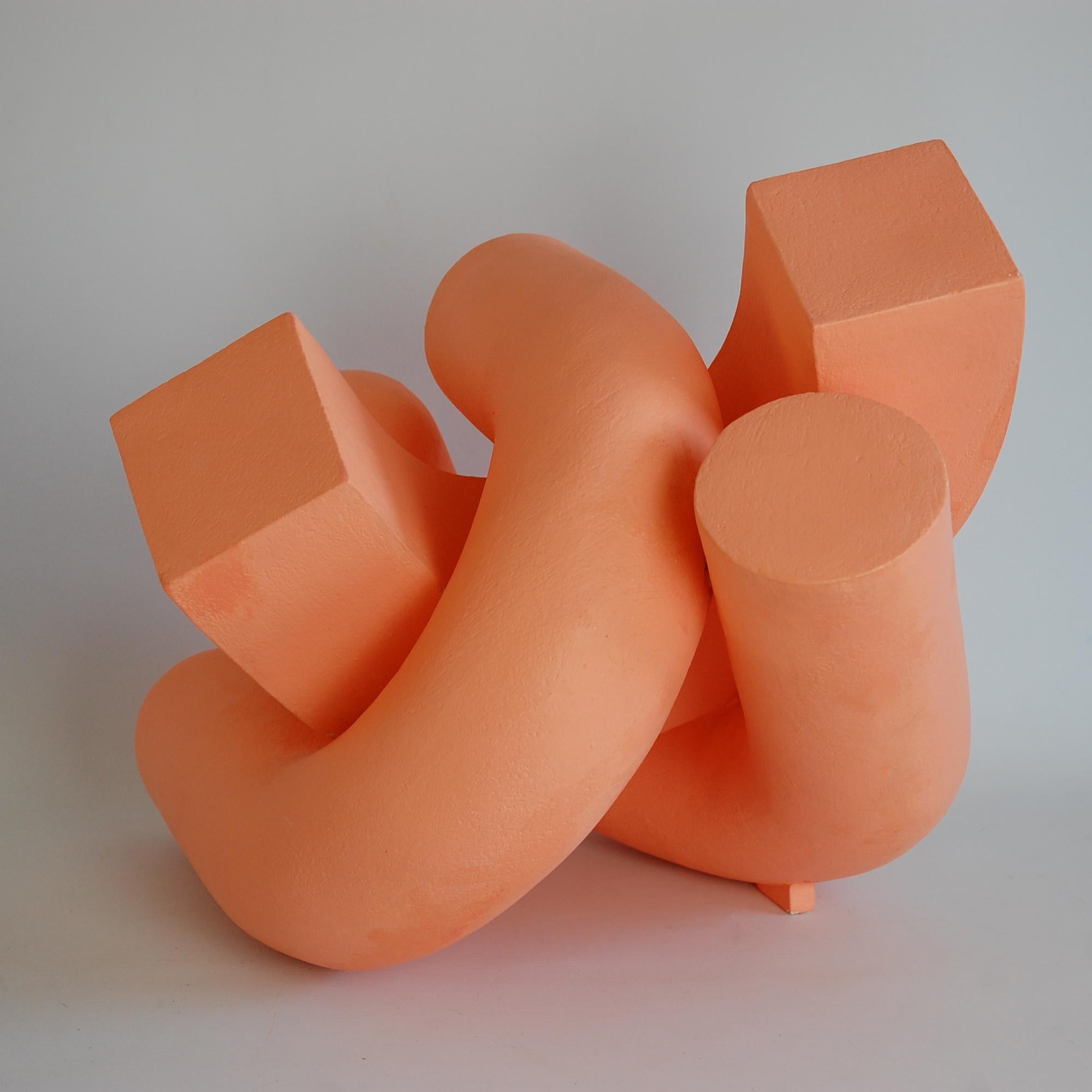 Abrazo (Albaricoque) de Patricia Volk - Escultura abstracta de cerámica, naranja, viva en venta 5