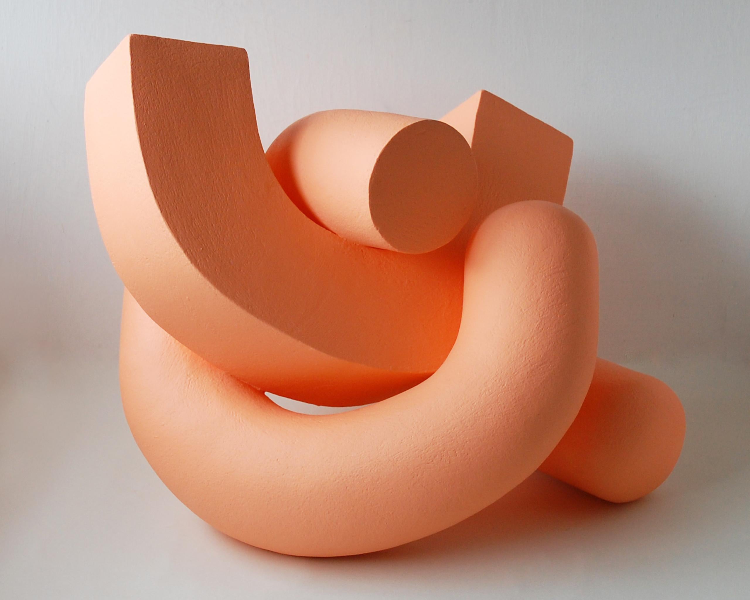 Umarmung (Aprikose) von Patricia Volk - Abstrakte Keramikskulptur, orange, vivid