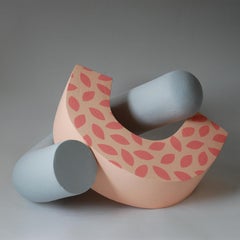 Embrace von Patricia Volk – Abstrakte Keramikskulptur, gemalter Ton, rosa und grau lackiert