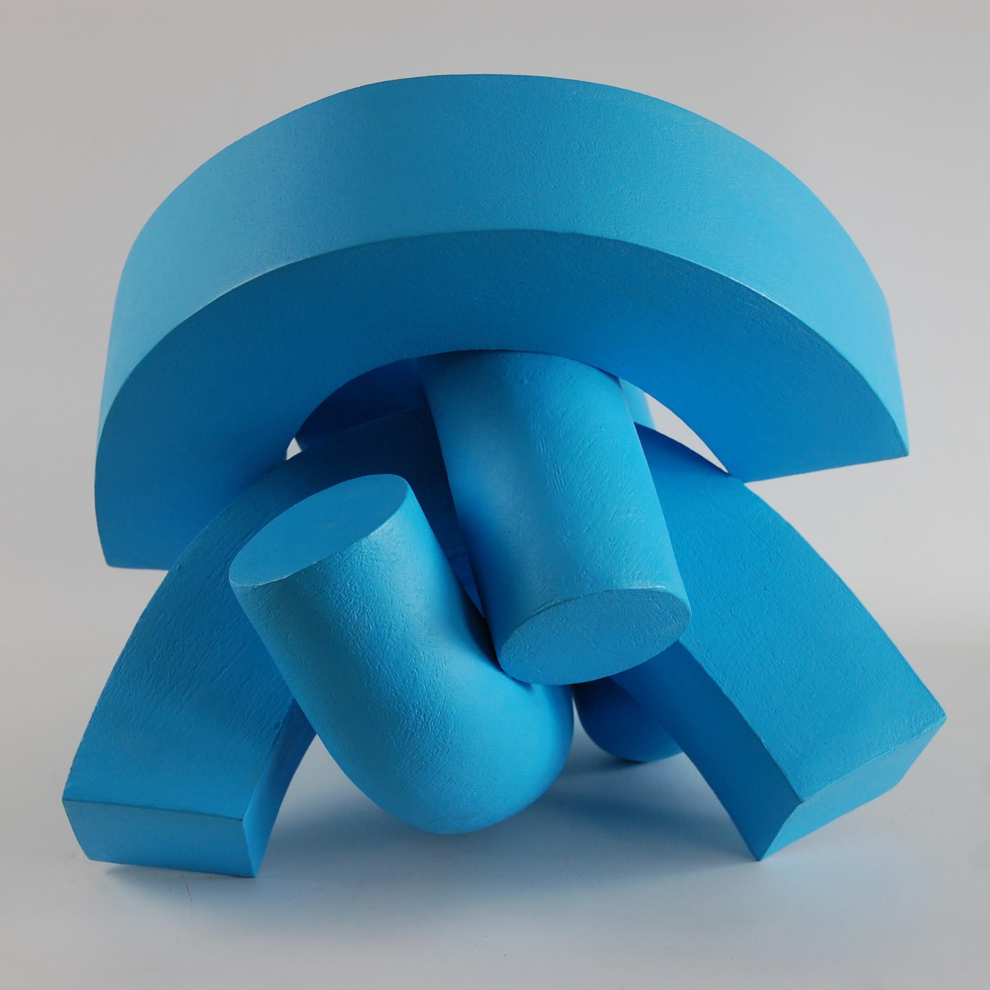 Embrace (Light Blue) de Patricia Volk - Sculpture abstraite en céramique, bleue, vive en vente 1