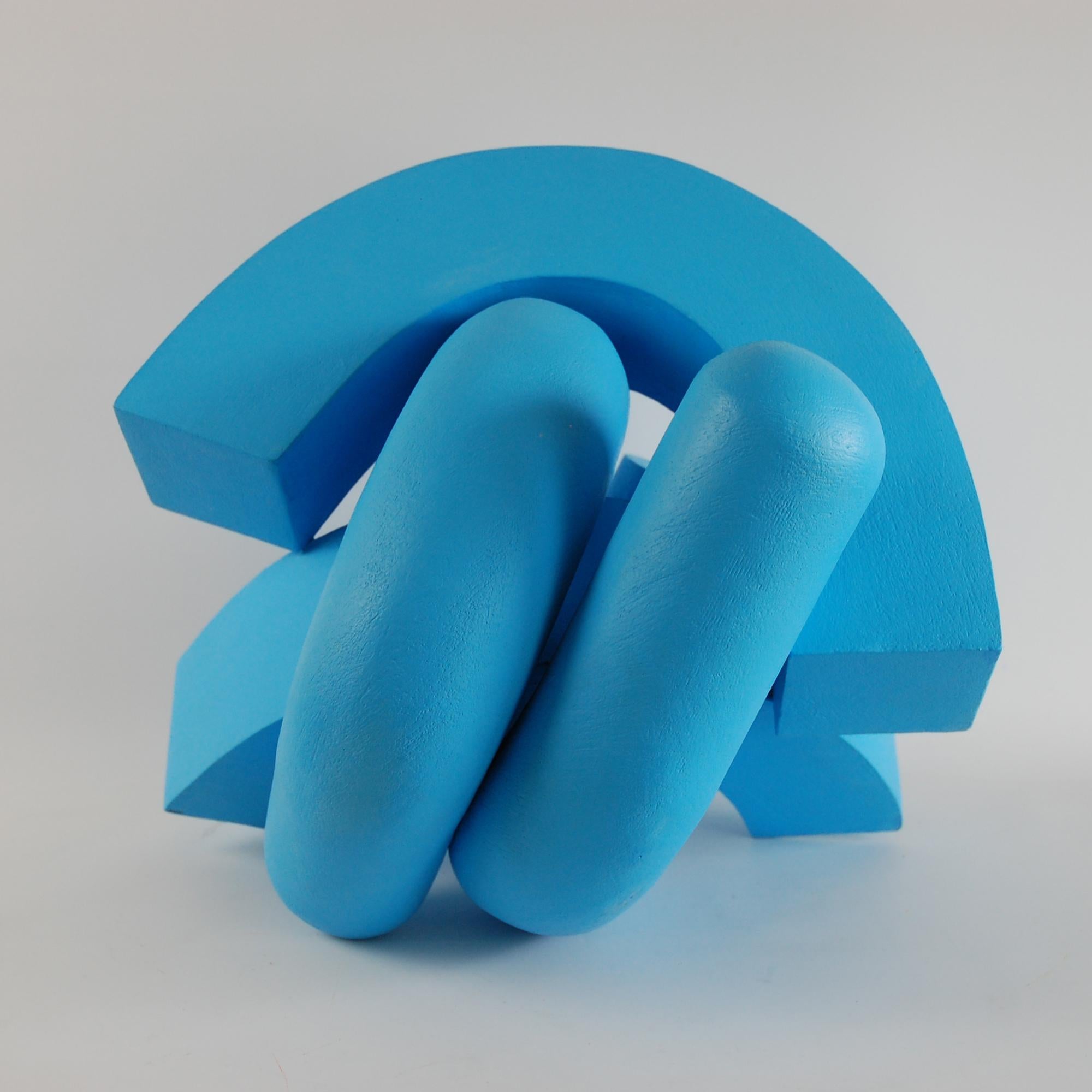 Embrace (Light Blue) de Patricia Volk - Sculpture abstraite en céramique, bleue, vive en vente 2