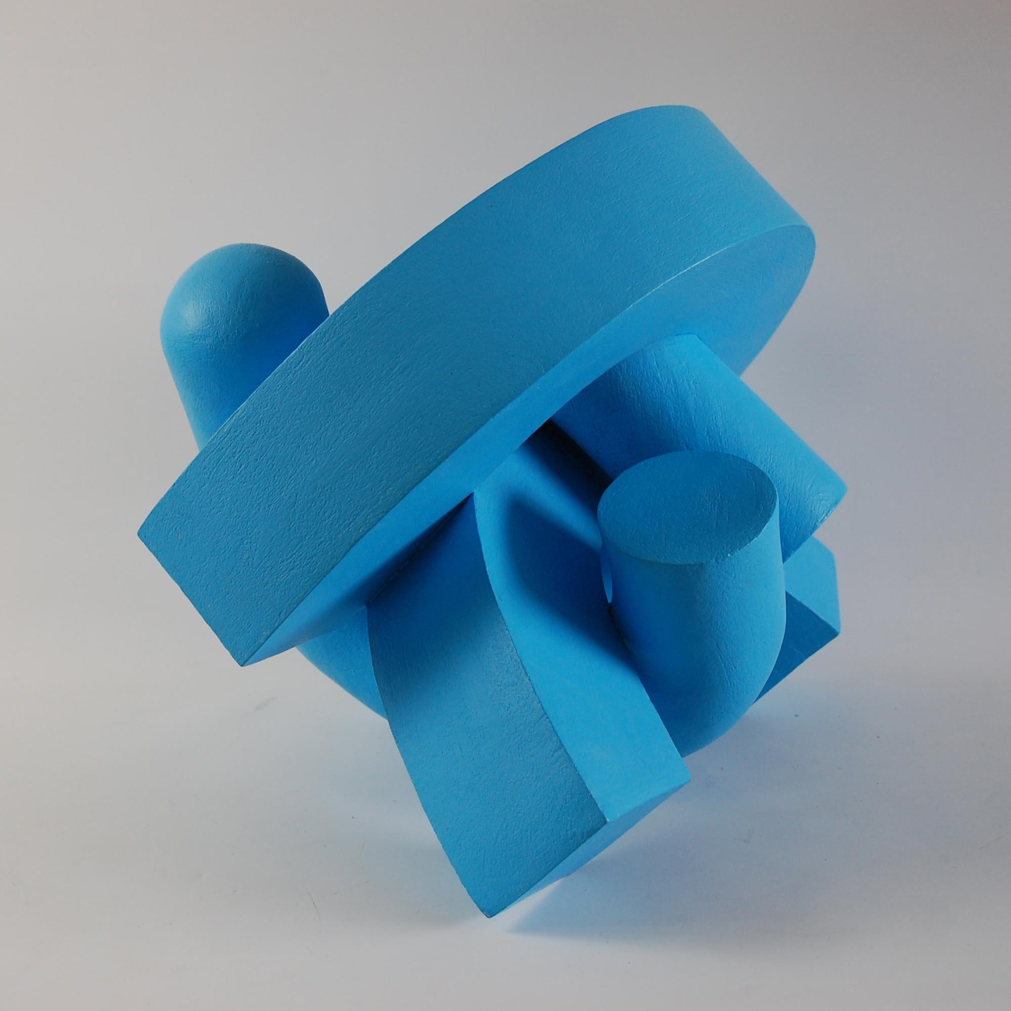 Embrace (Light Blue) de Patricia Volk - Sculpture abstraite en céramique, bleue, vive en vente 5