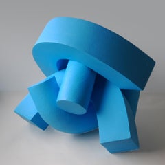 Embrace (Light Blue) di Patricia VOLK - Scultura astratta in ceramica, blu, vivida