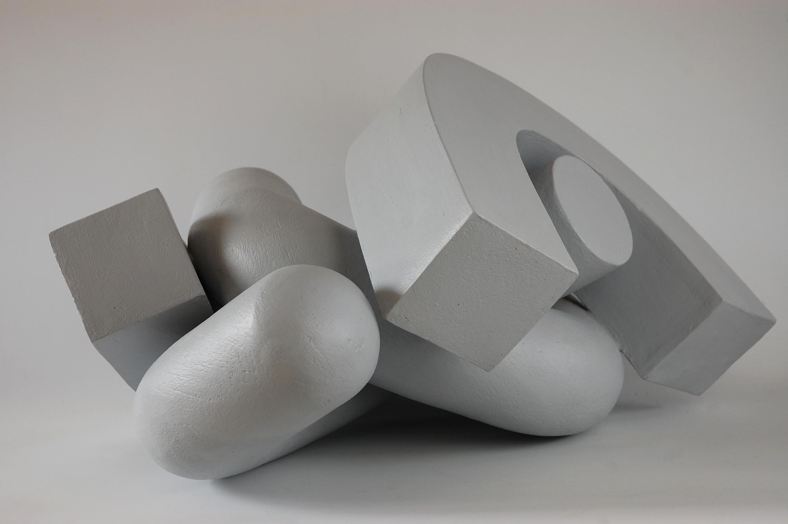 Embrace ( Gris clair) de Patricia Volk - Sculpture en céramique abstraite, dynamique en vente 1