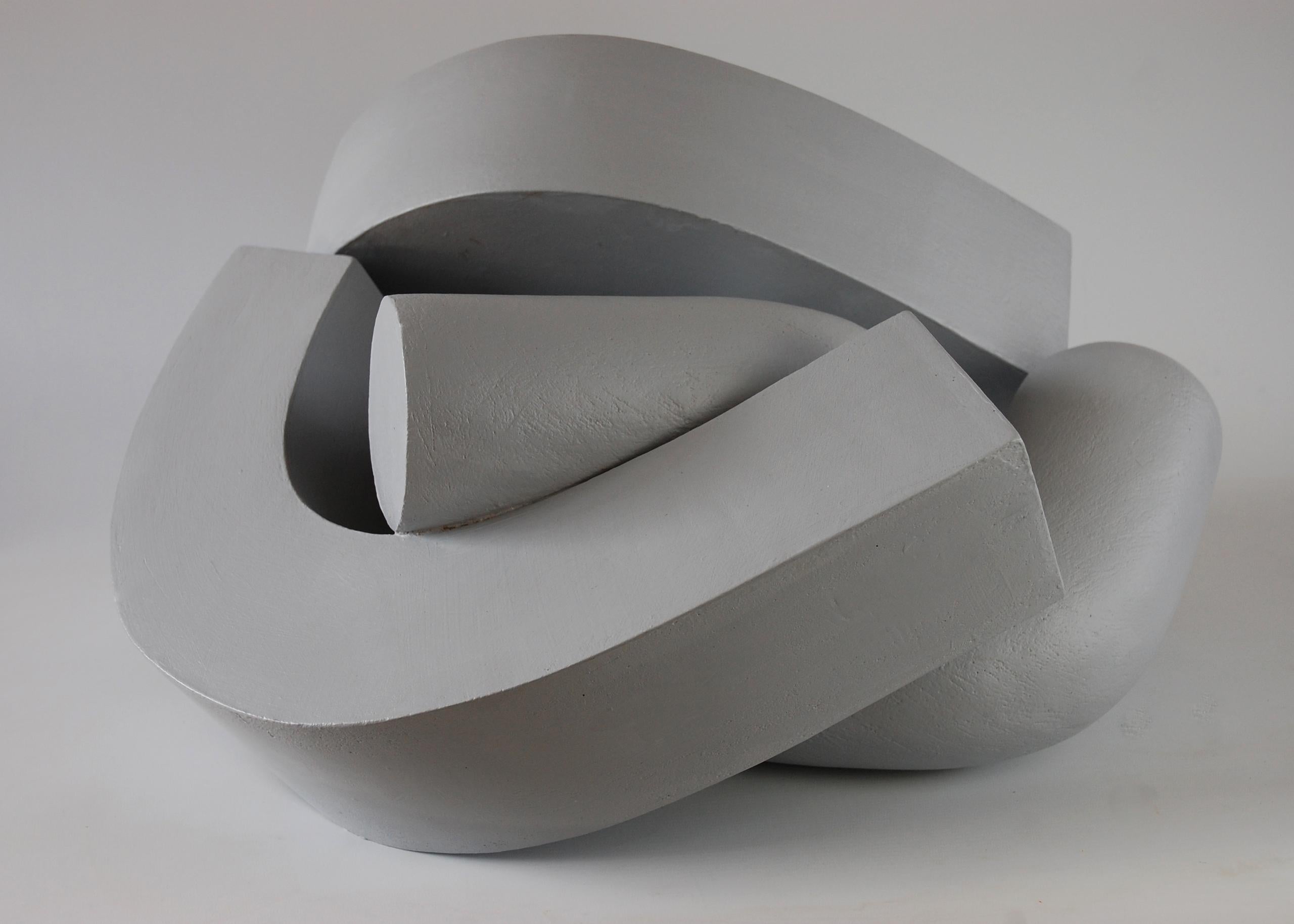 Embrace ( Gris clair) de Patricia Volk - Sculpture en céramique abstraite, dynamique en vente 2