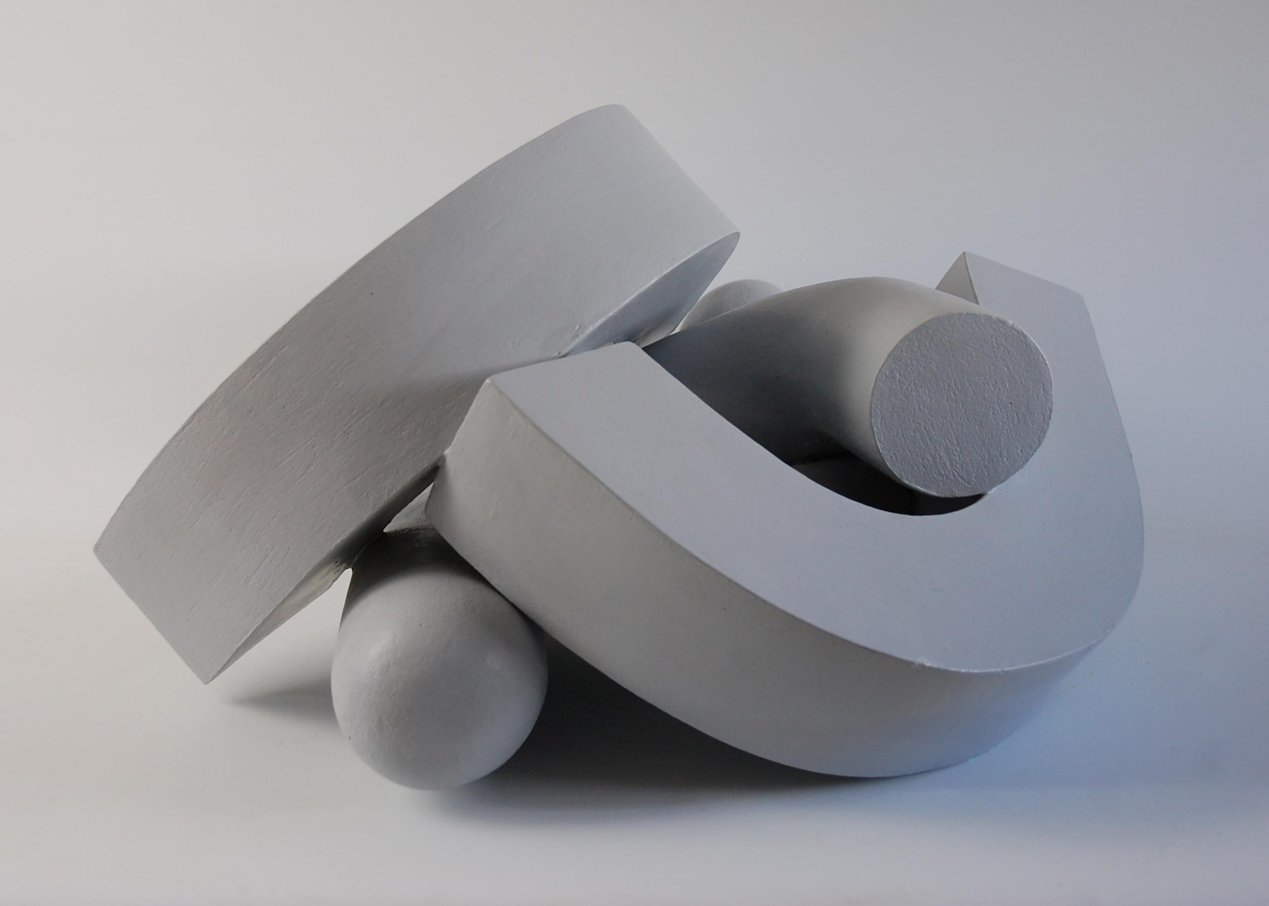 Embrace ( Gris clair) de Patricia Volk - Sculpture en céramique abstraite, dynamique en vente 3