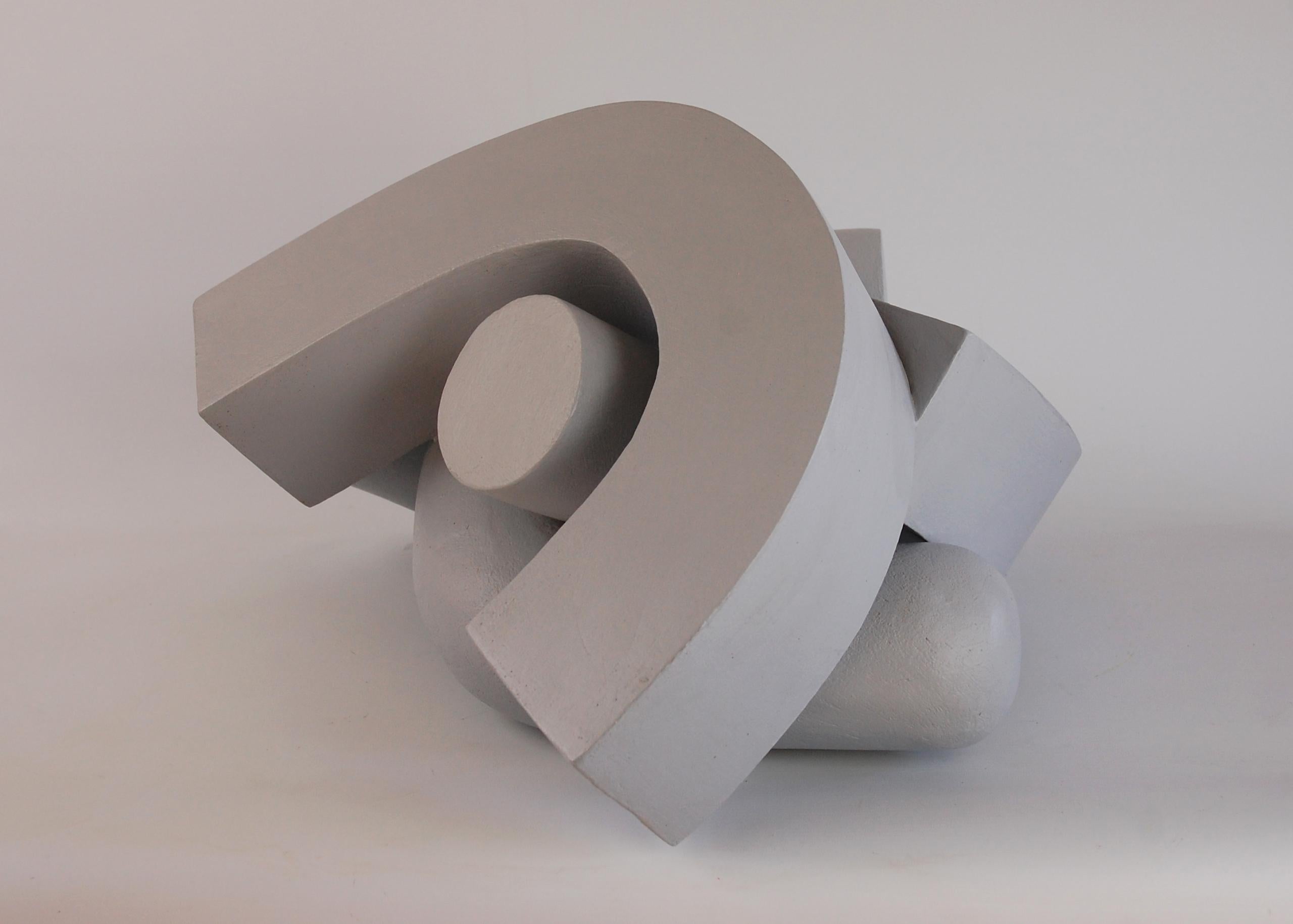 Embrace ( Gris clair) de Patricia Volk - Sculpture en céramique abstraite, dynamique en vente 4