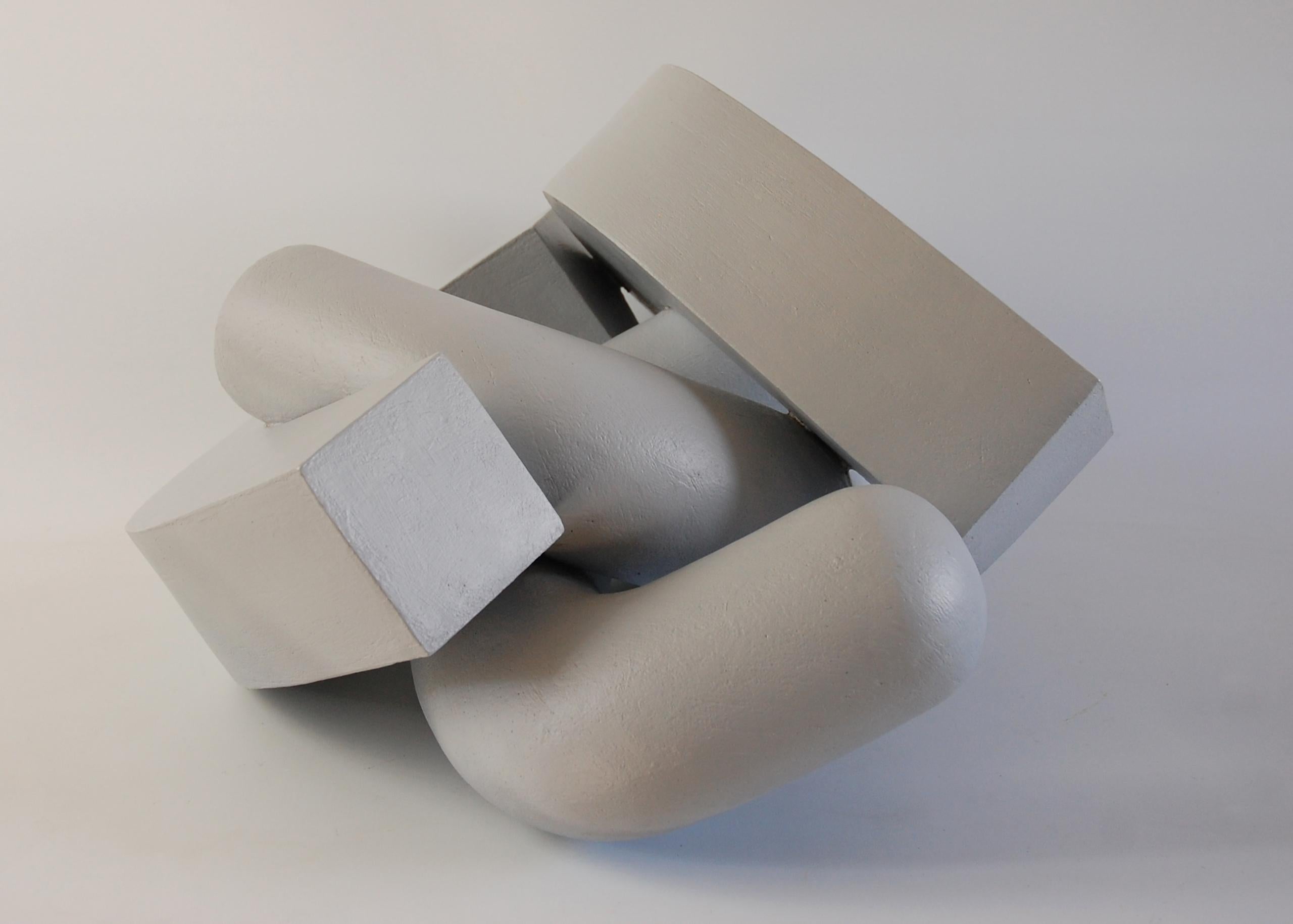 Embrace ( Gris clair) de Patricia Volk - Sculpture en céramique abstraite, dynamique en vente 5