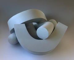 Embrace (Light Grey) di Patricia VOLK - Scultura astratta in ceramica, dinamica