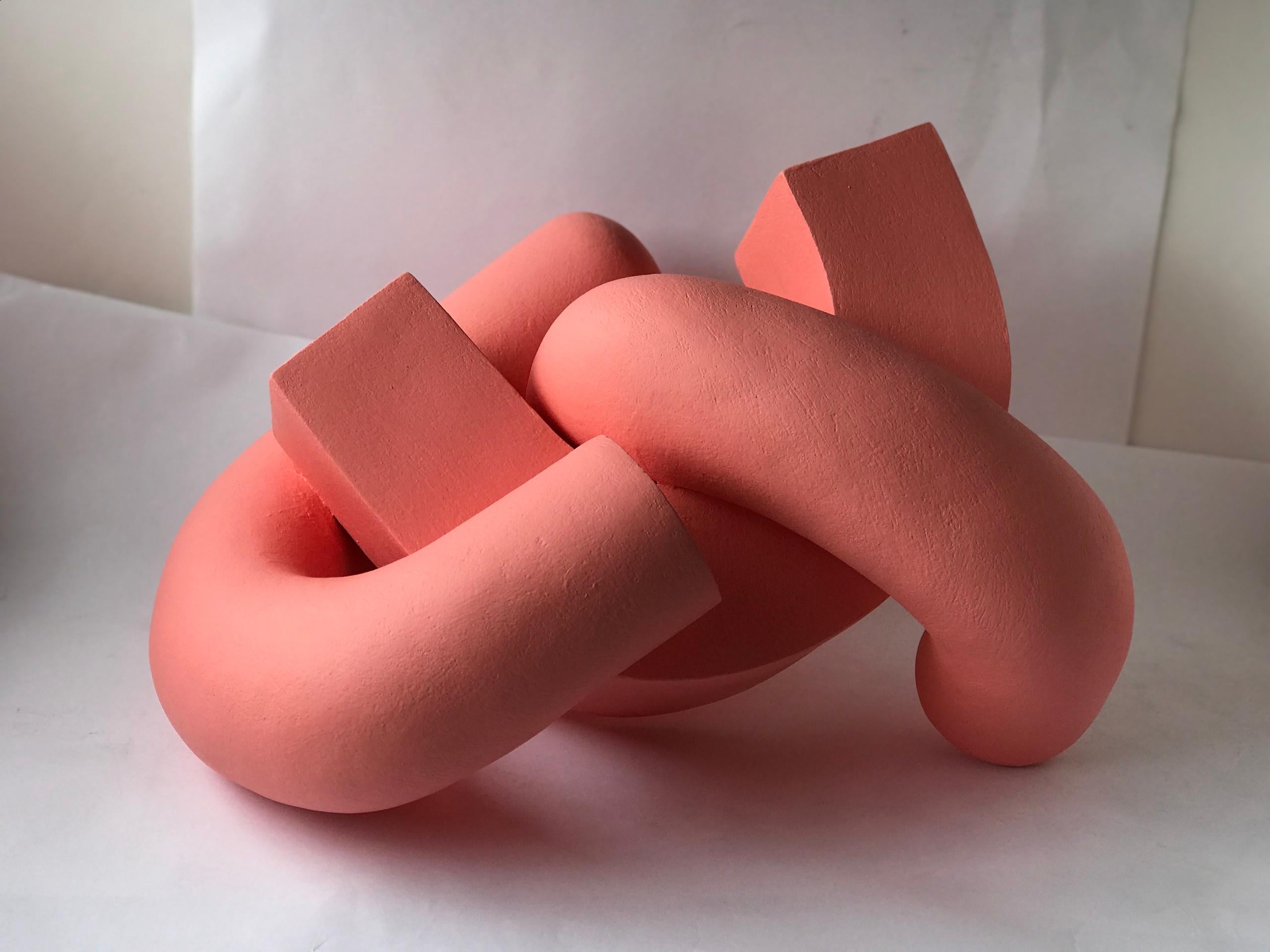 Embrace ( pêche) de Patricia Volk, sculpture abstraite en céramique, argile peinte en vente 1