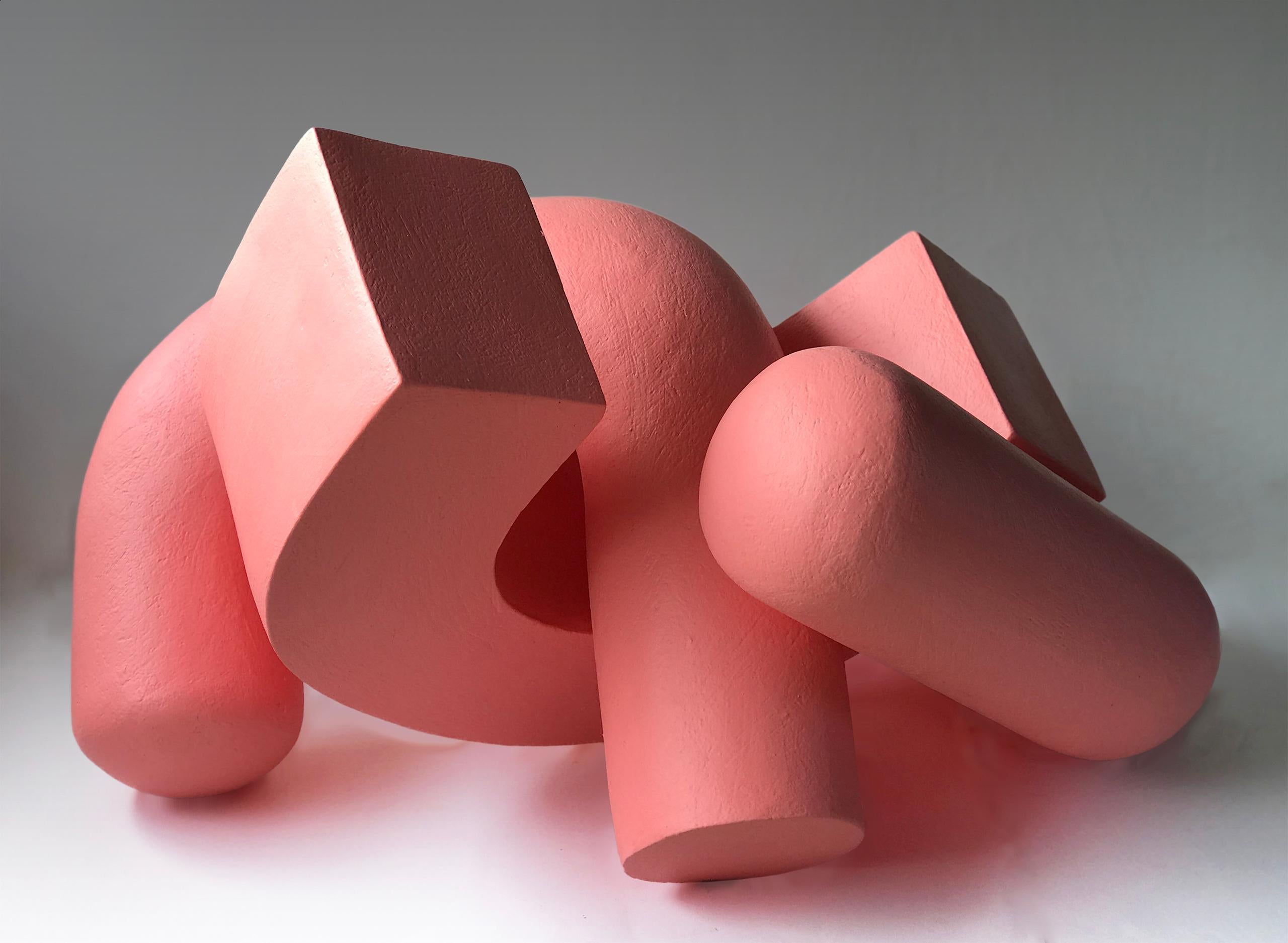 Embrace (Peach) von Patricia Volk – Abstrakte Keramikskulptur, bemalter Ton