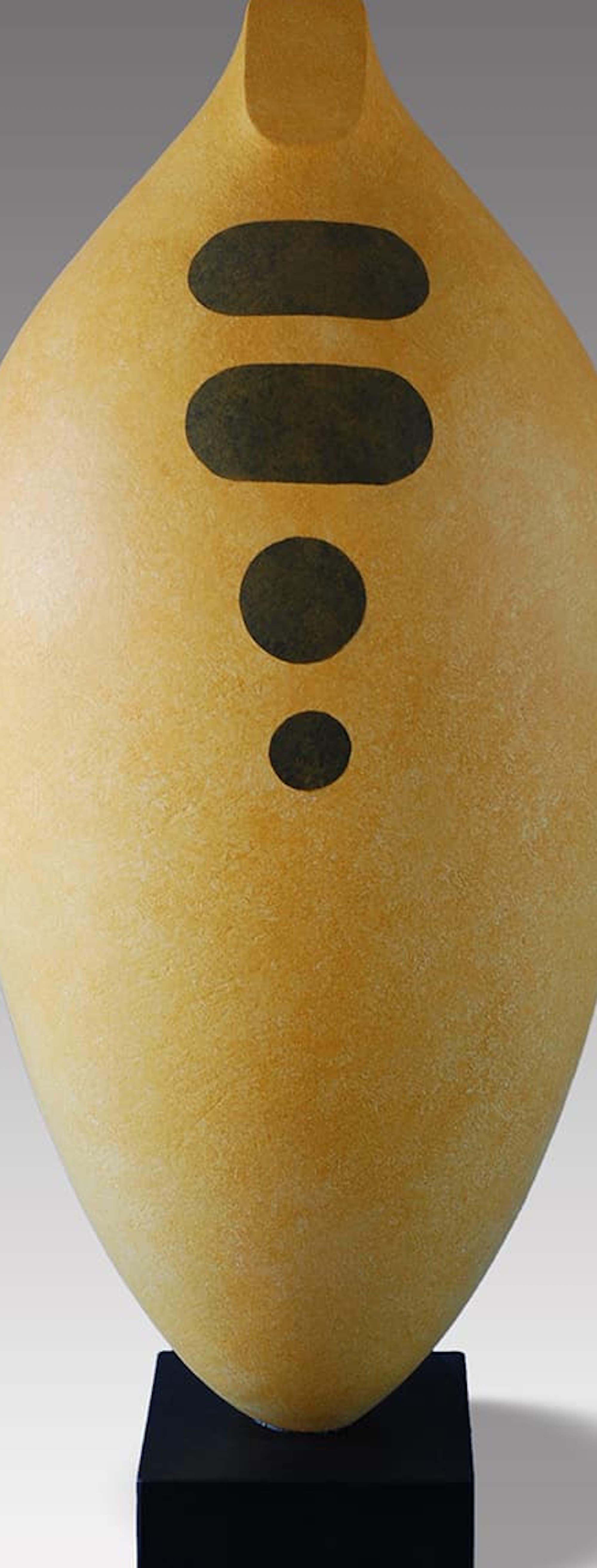 Eternal par Patricia Volk - Sculpture céramique abstraite, argile peinte, jaune en vente 2