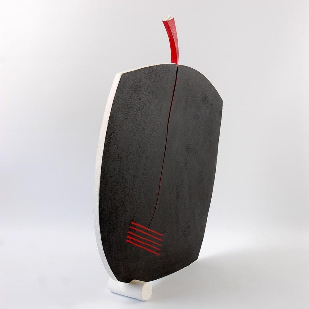 Fissure von Patricia Volk – Abstrakte Keramikskulptur, bemalter Ton, schwarz, rot im Angebot 1