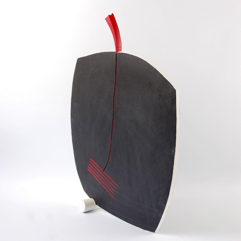 Fissure von Patricia Volk – Abstrakte Keramikskulptur, bemalter Ton, schwarz, rot im Angebot 2