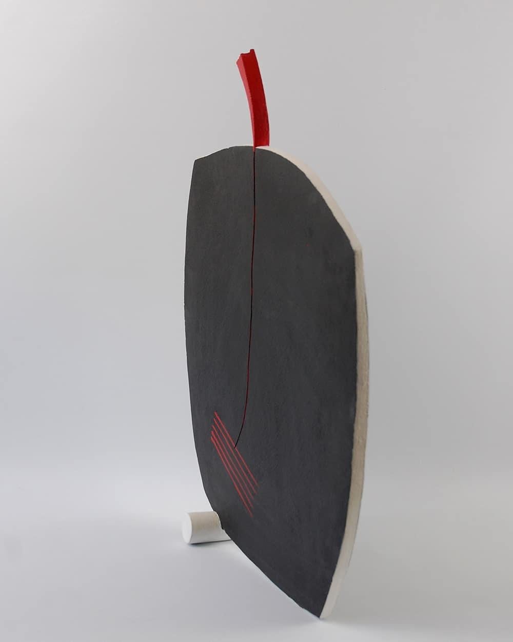 Fissure von Patricia Volk – Abstrakte Keramikskulptur, bemalter Ton, schwarz, rot im Angebot 3