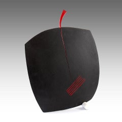 Fissure von Patricia Volk – Abstrakte Keramikskulptur, bemalter Ton, schwarz, rot