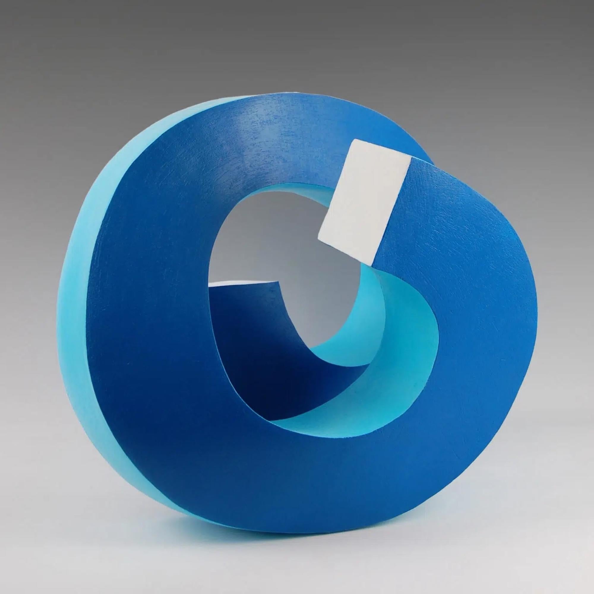 Helicoil di Patricia VOLK - Scultura astratta in ceramica, argilla dipinta, blu