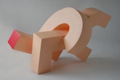 Hold (2) de Patricia Volk - Escultura abstracta de cerámica, arcilla pintada, tonos rosados