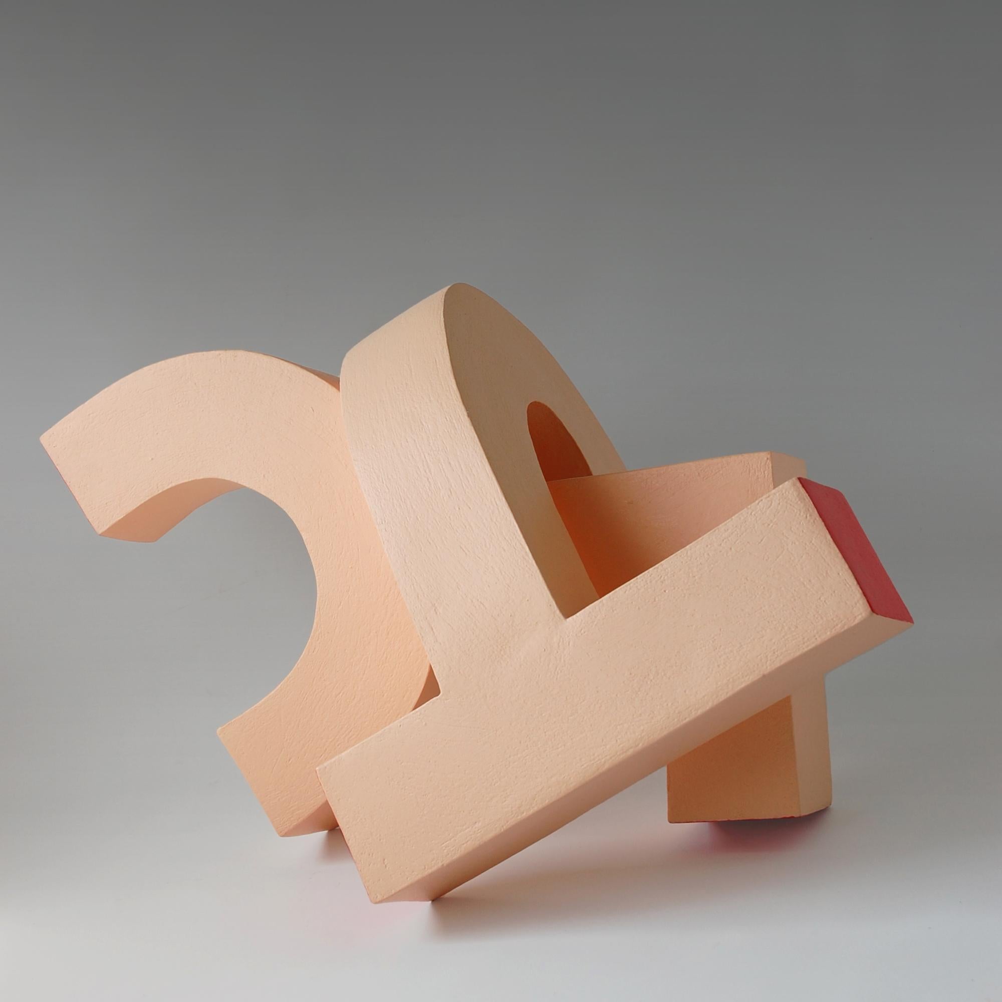 Hold (2) è una scultura unica in argilla cotta, costruita e dipinta dall'artista contemporanea Patricia VOLK; le dimensioni sono 33 × 55 × 30 cm (13 × 21,7 × 11,8 pollici). 
La scultura è firmata e viene fornita con un certificato di autenticità.
