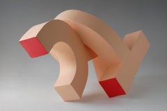 Hold (2) von Patricia Volk – Abstrakte Keramikskulptur, gemalter Ton, rosa Töne