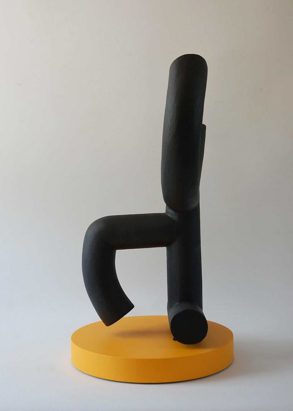 Key de Patricia Volk - Sculpture en céramique abstraite, noir et jaune en vente 1