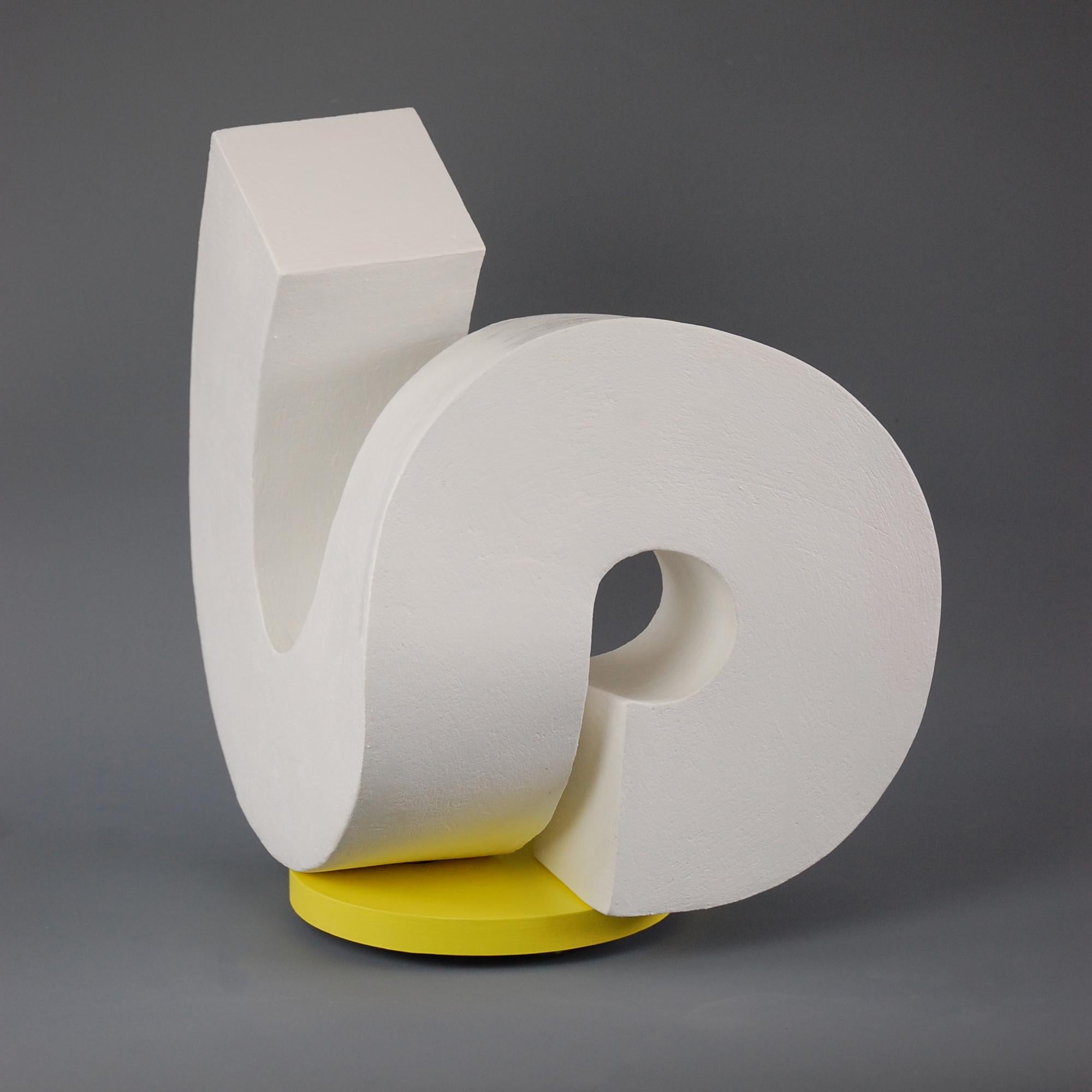 Cordero de Patricia Volk - Escultura abstracta de cerámica, arcilla pintada, blanca, forma en venta 1