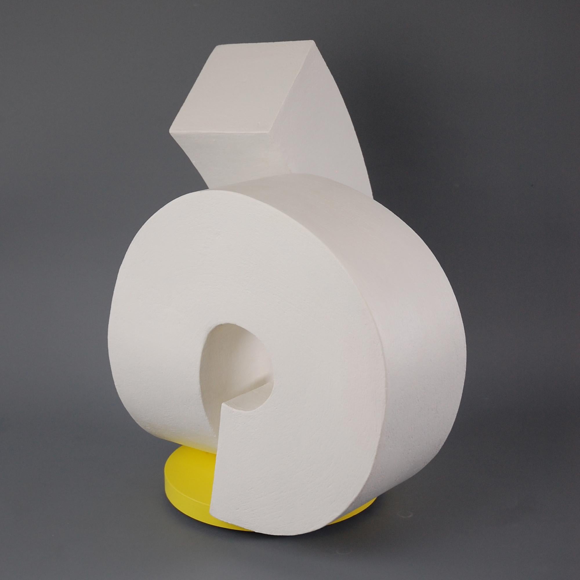 Cordero de Patricia Volk - Escultura abstracta de cerámica, arcilla pintada, blanca, forma en venta 2