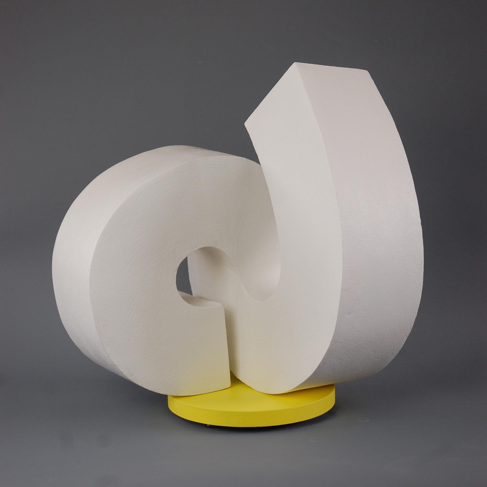 Cordero de Patricia Volk - Escultura abstracta de cerámica, arcilla pintada, blanca, forma en venta 3