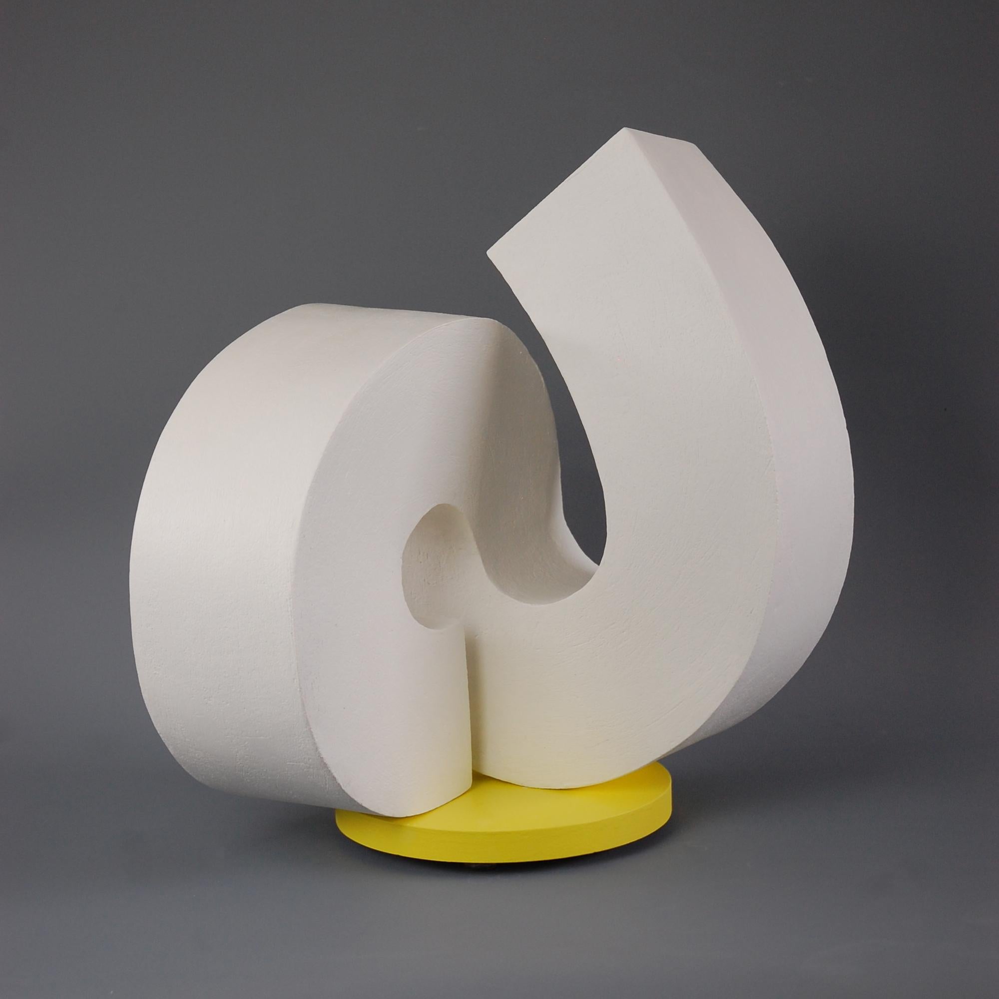 Cordero de Patricia Volk - Escultura abstracta de cerámica, arcilla pintada, blanca, forma en venta 4