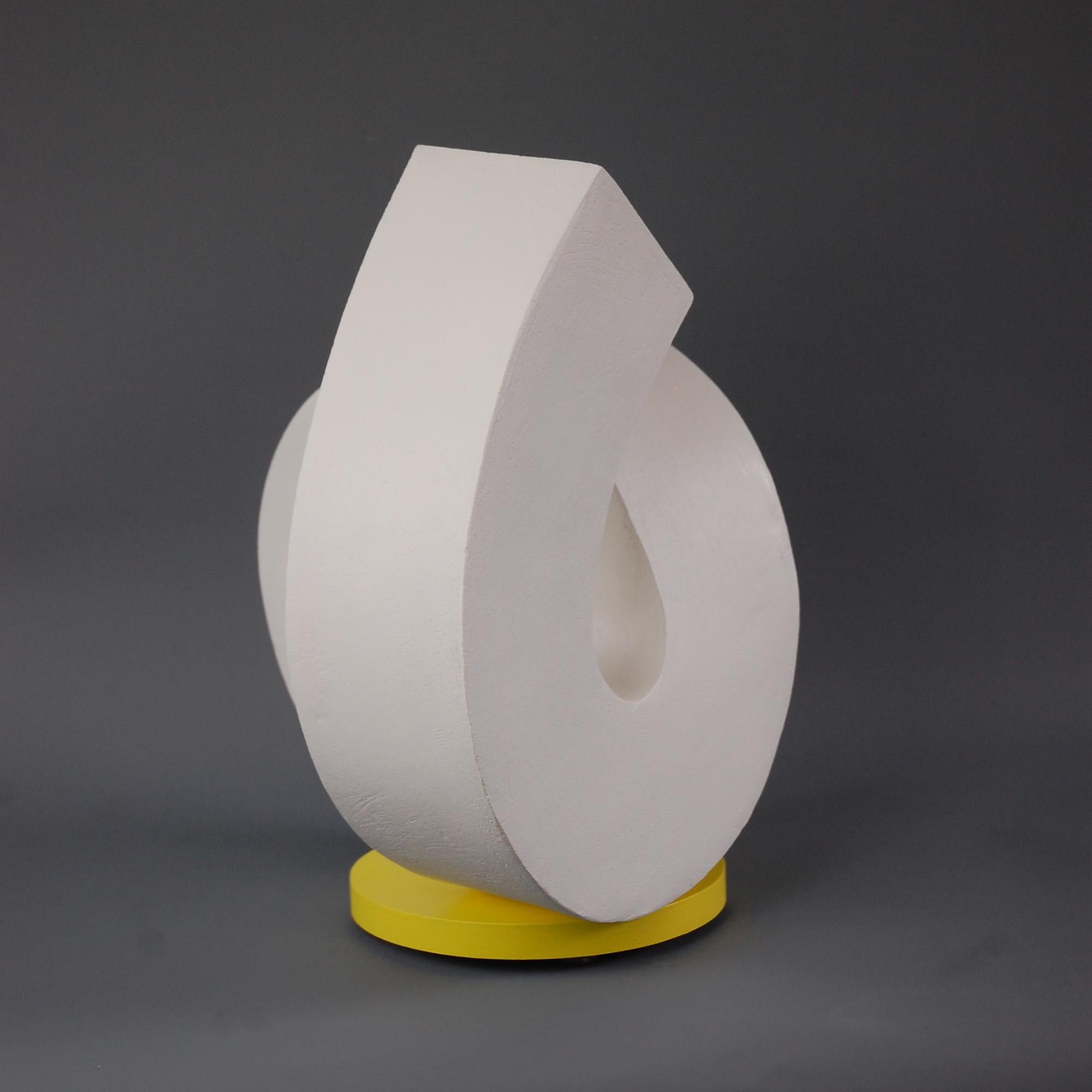 Cordero de Patricia Volk - Escultura abstracta de cerámica, arcilla pintada, blanca, forma en venta 5
