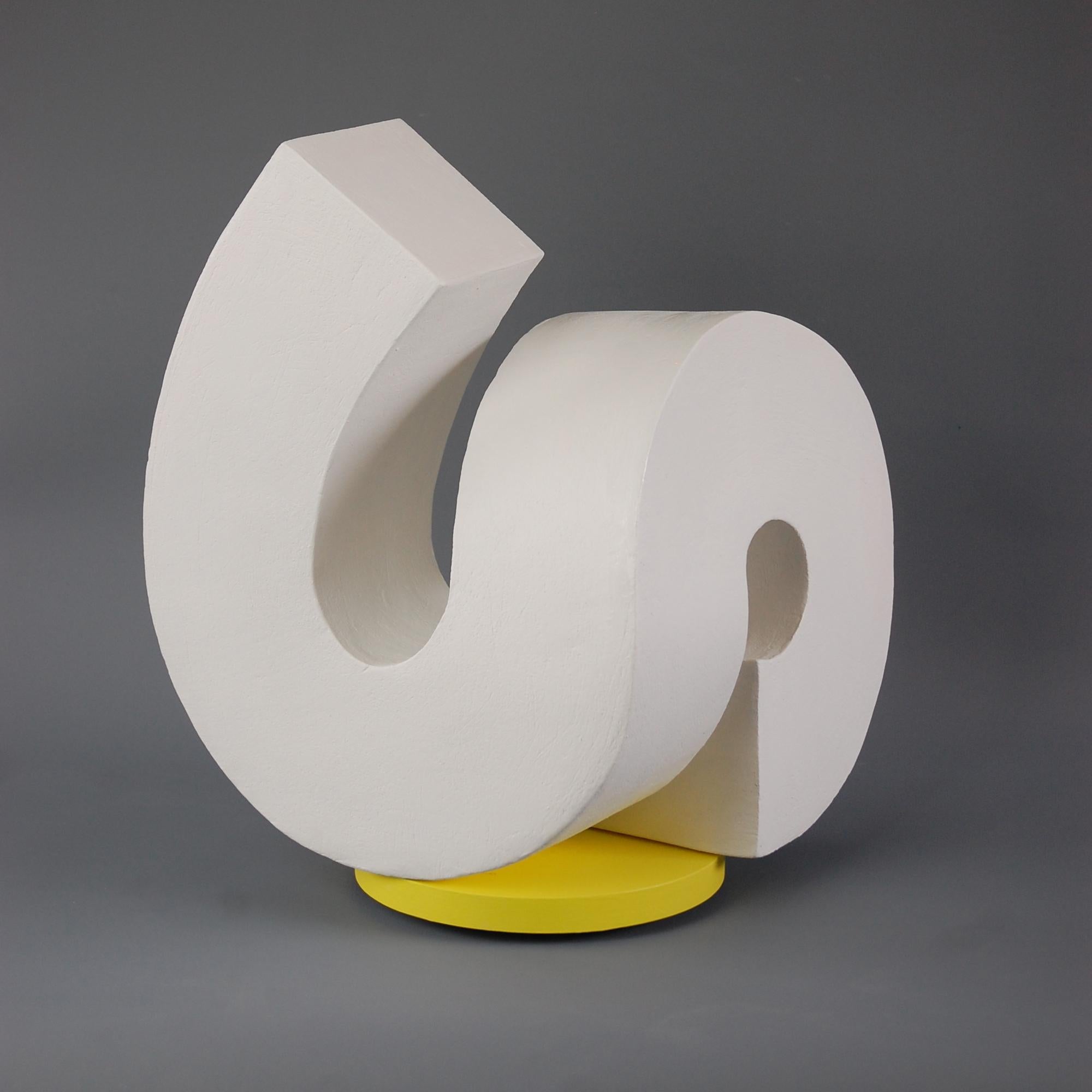 Lamm von Patricia Volk – Abstrakte Keramikskulptur, gemalter Ton, weiß, Form