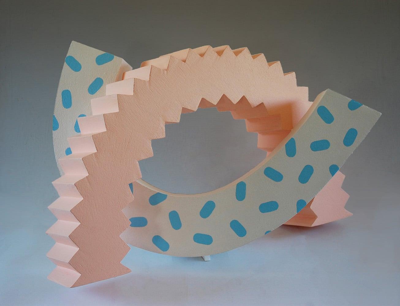 Opposite von Patricia Volk – Abstrakte Keramikskulptur, Ton, Pastell, gemalt