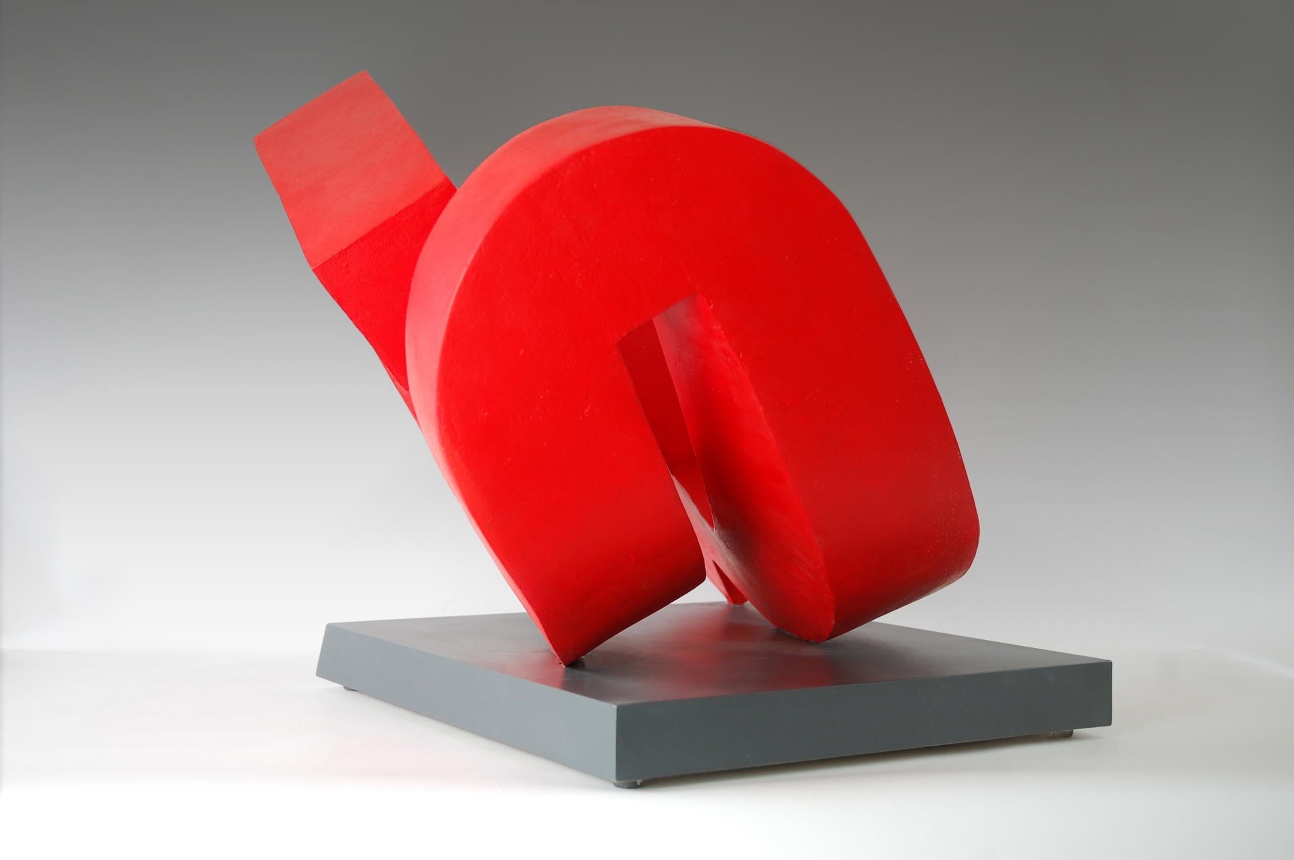 Pivot de Patricia Volk - Escultura abstracta de cerámica, arcilla pintada, dinámica, roja en venta 3
