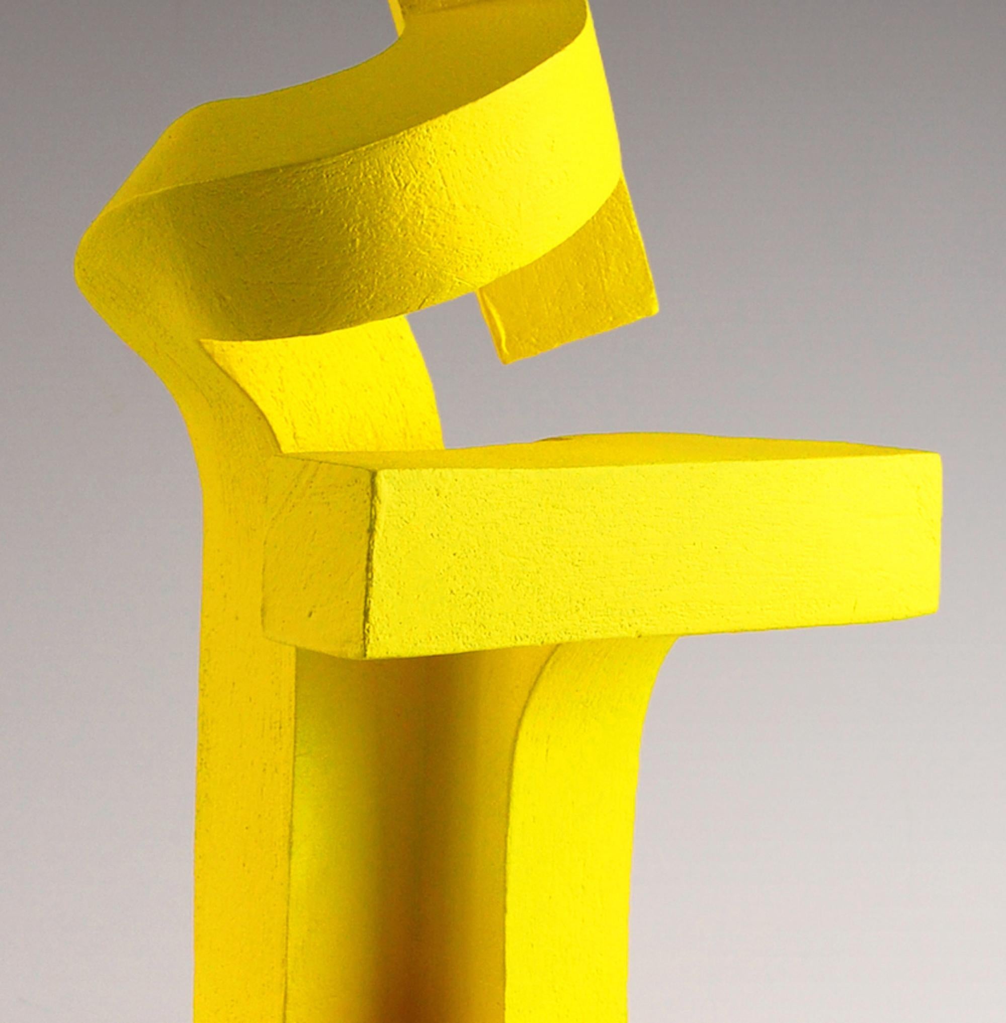 Protect de Patricia Volk - Escultura abstracta de cerámica, arcilla pintada, dinámica en venta 4