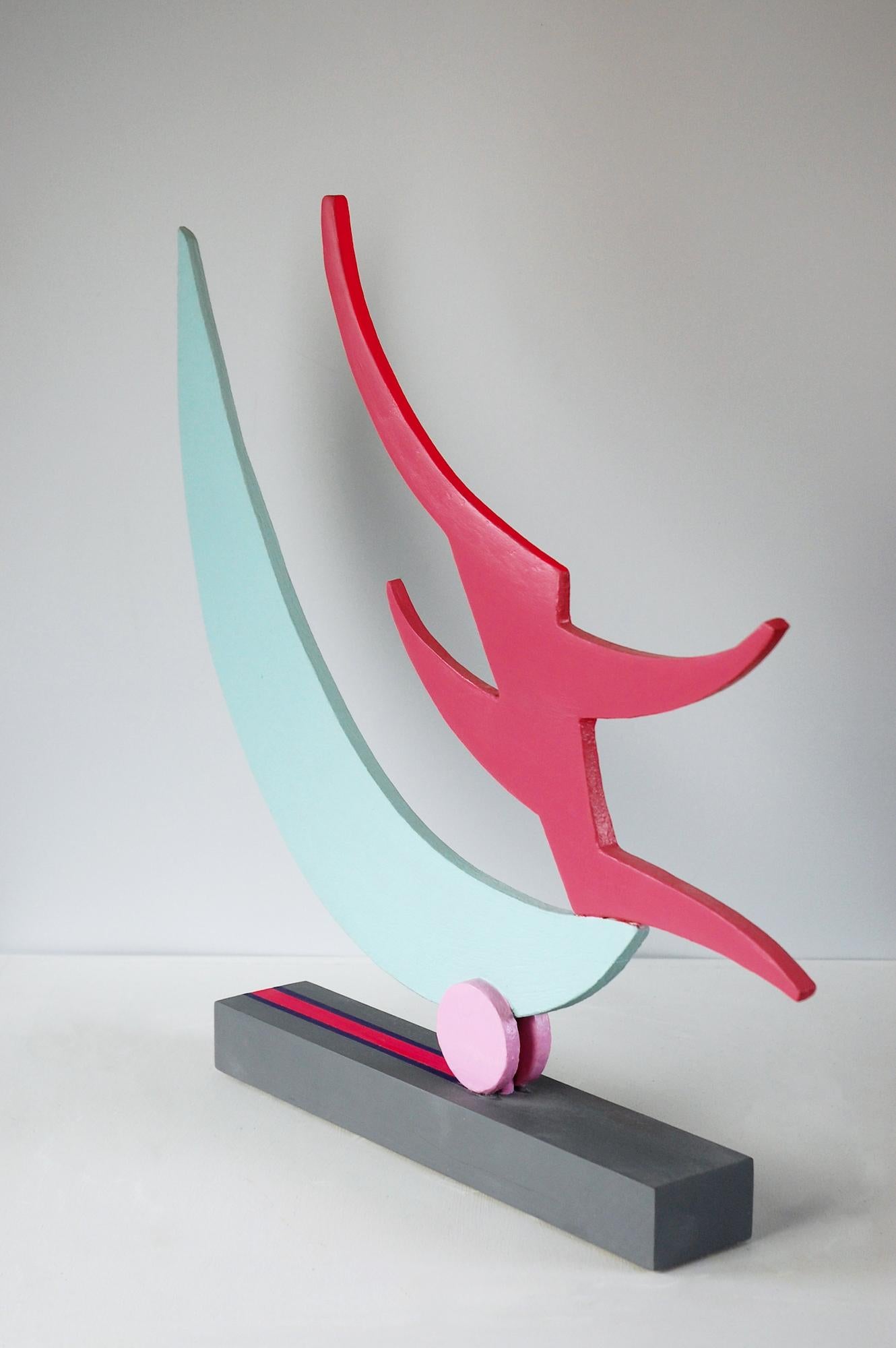 Signierte Skulptur von Patricia Volk – Abstrakte Keramikskulptur, bemalter Ton, dynamisch, rosa im Angebot 2