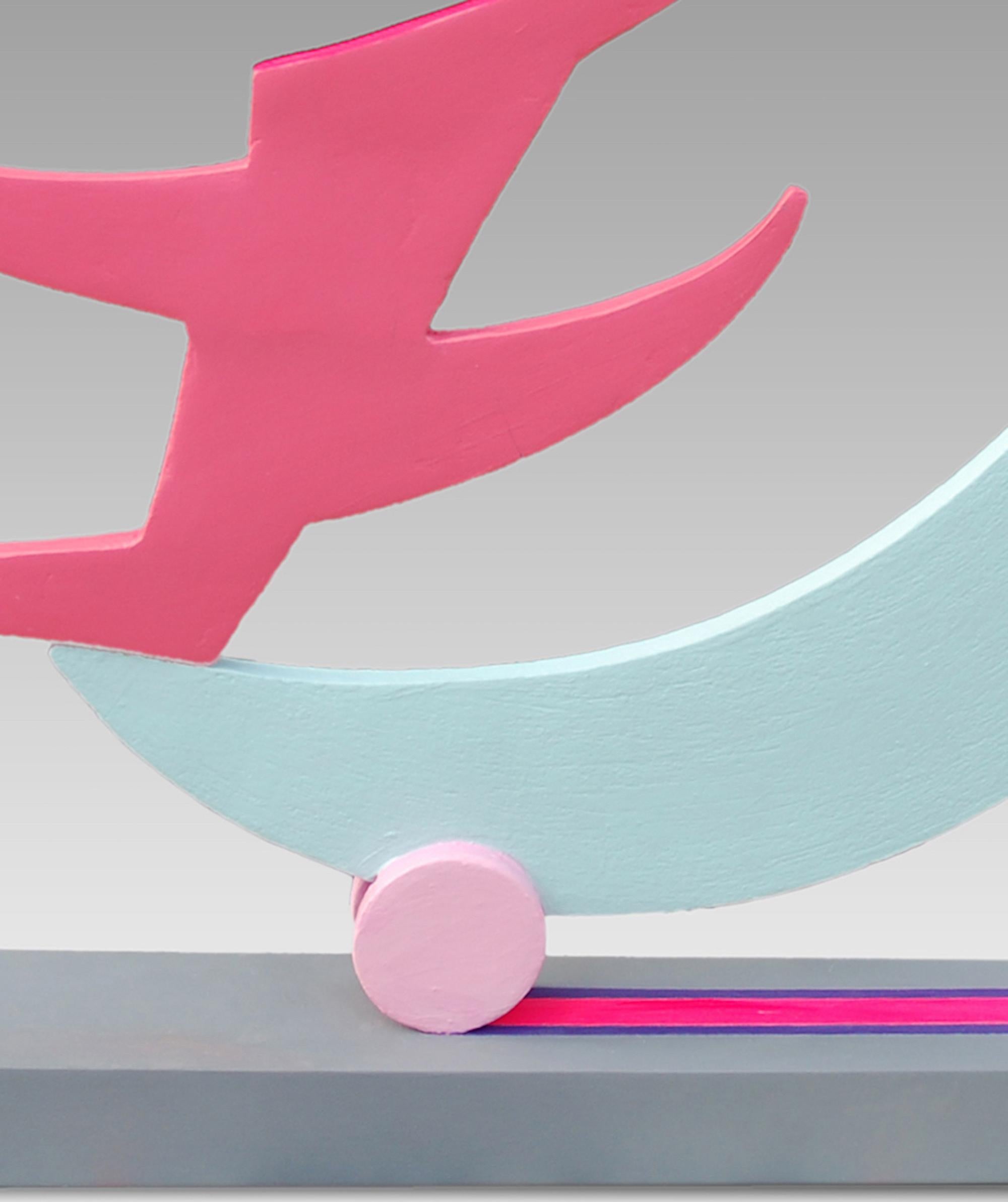 Signierte Skulptur von Patricia Volk – Abstrakte Keramikskulptur, bemalter Ton, dynamisch, rosa im Angebot 3