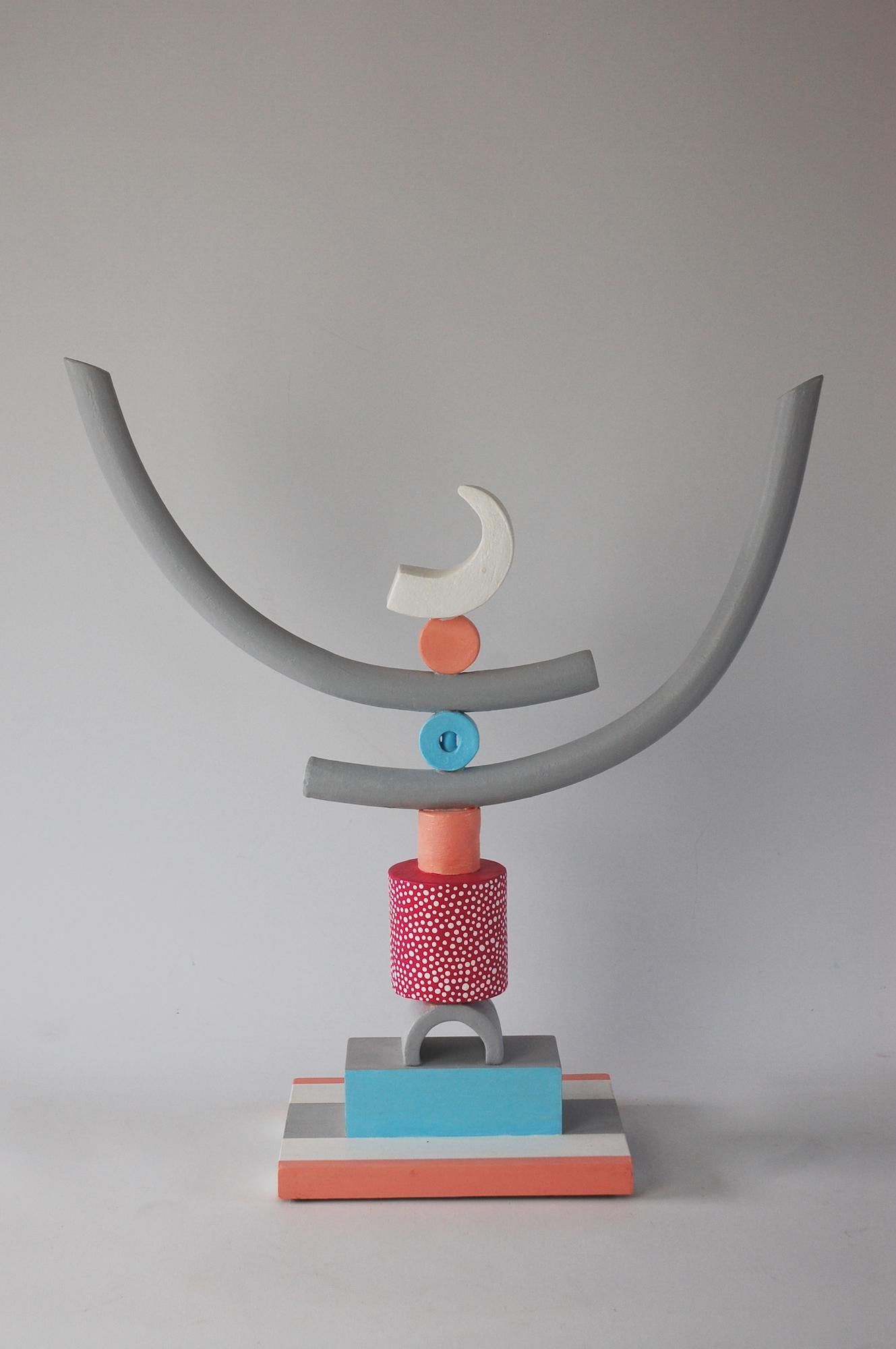 Señal (2) de Patricia Volk - Escultura abstracta de cerámica, arcilla pintada, dinámica en venta 2