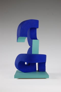 Stack de Patricia VOLK - Sculpture abstraite en céramique, argile peinte, bleue