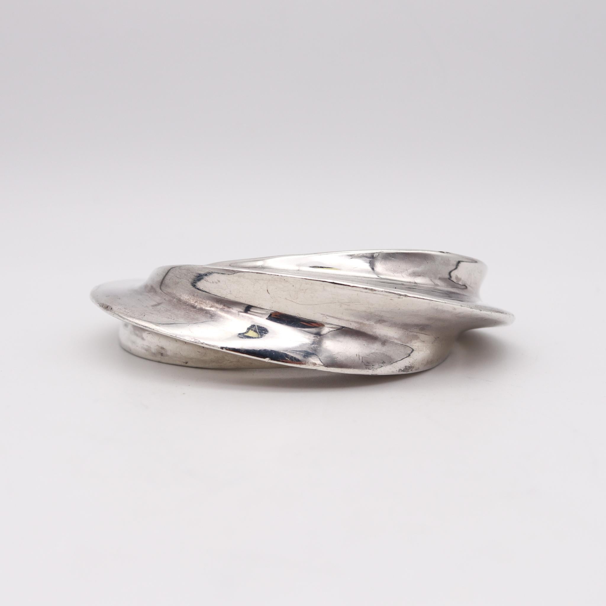 Bracelet manchette géométrique et ondulé conçu par Patricia Von Musulin.

Pièce vintage très moderne et audacieuse, créée à New York dans l'atelier de Patricia Von Musulin, dans les années 1980. Ce bracelet manchette sculptural a été soigneusement